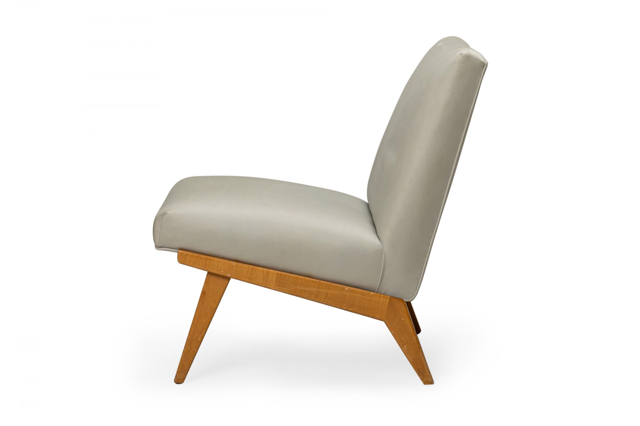 Mid-Century Modern Jens Risom for Knoll Light Gray Upholstered Blonde Wood Slipper / Side Chair For Sale