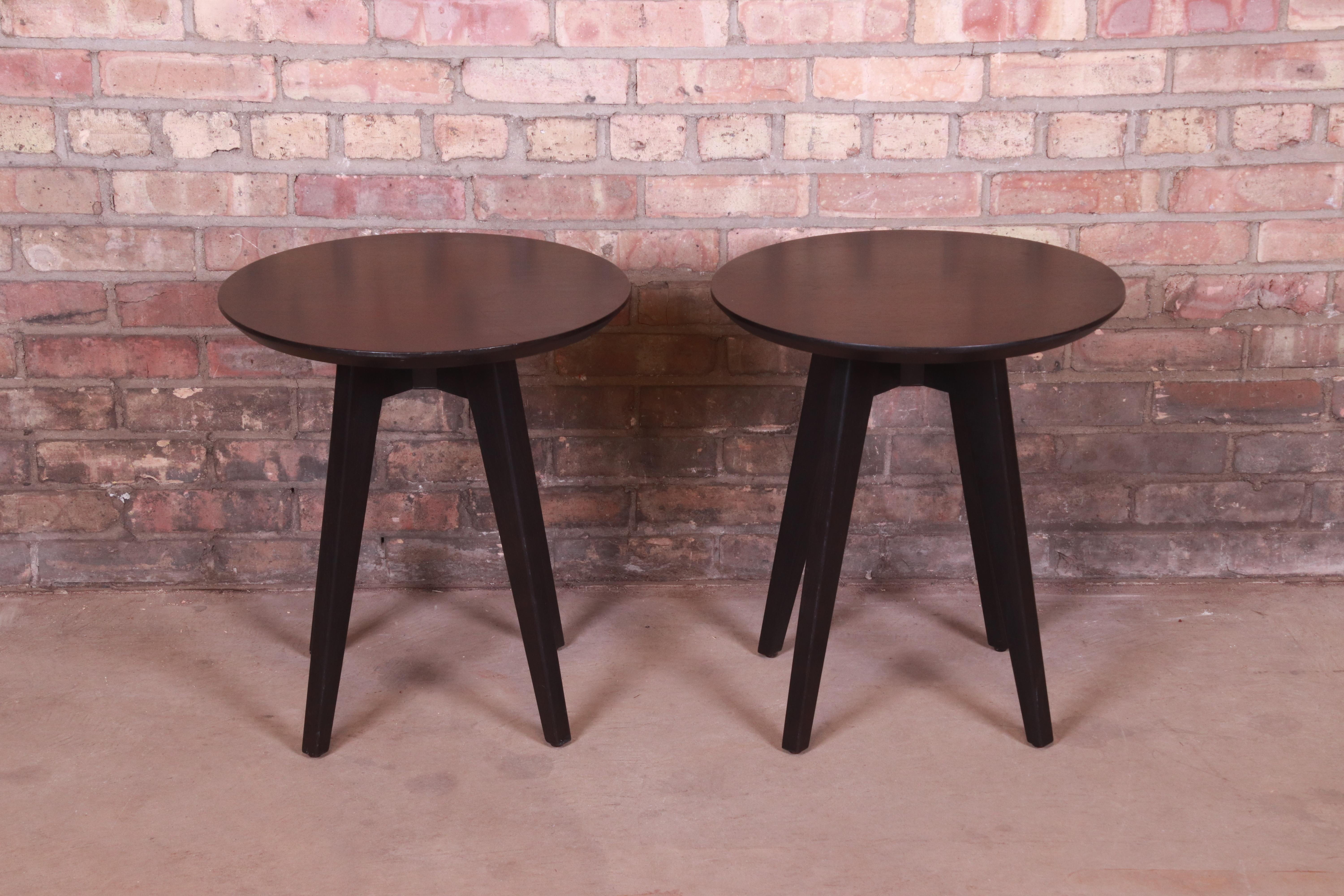 A gorgeous pair of Mid-Century Modern style black lacquered side tables

By Jens Risom for Knoll

USA, 20th century

Measures: 18