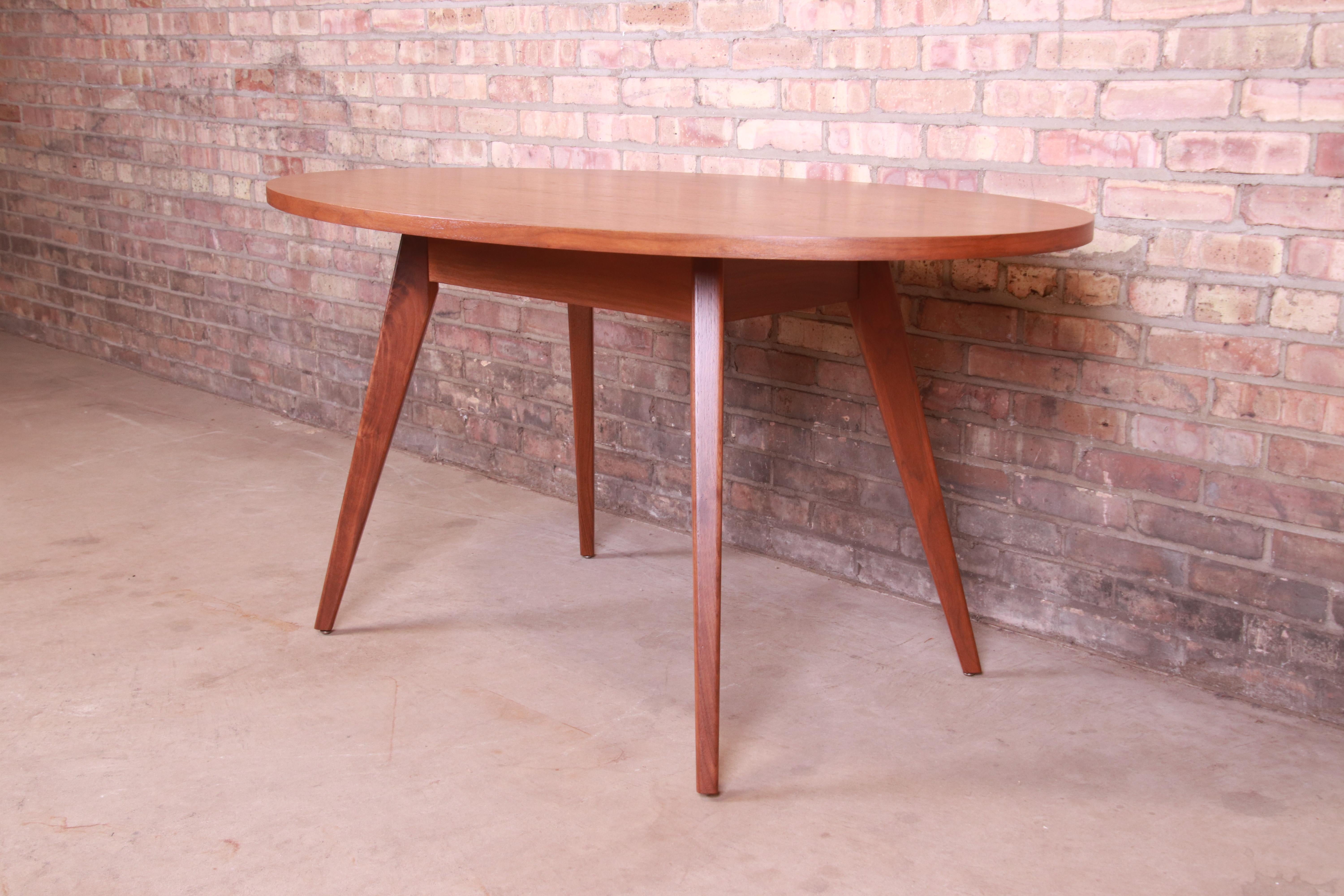 A sleek and stylish walnut Mid-Century Modern dining or game table

By Jens Risom for Knoll

USA, 20th century

Measures: 57