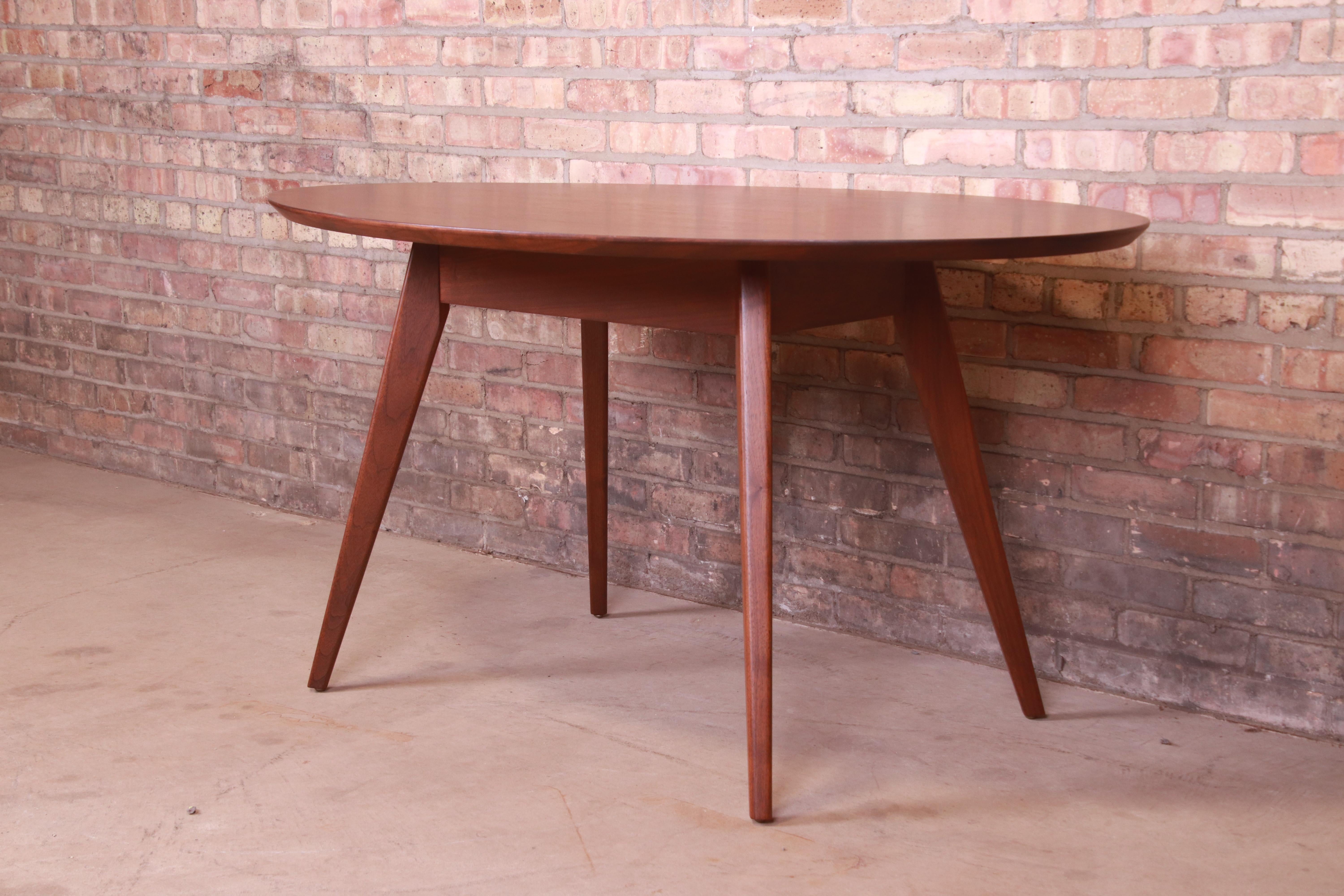 A sleek and stylish walnut Mid-Century Modern dining or game table

By Jens Risom for Knoll

USA, 20th Century

Measures: 57