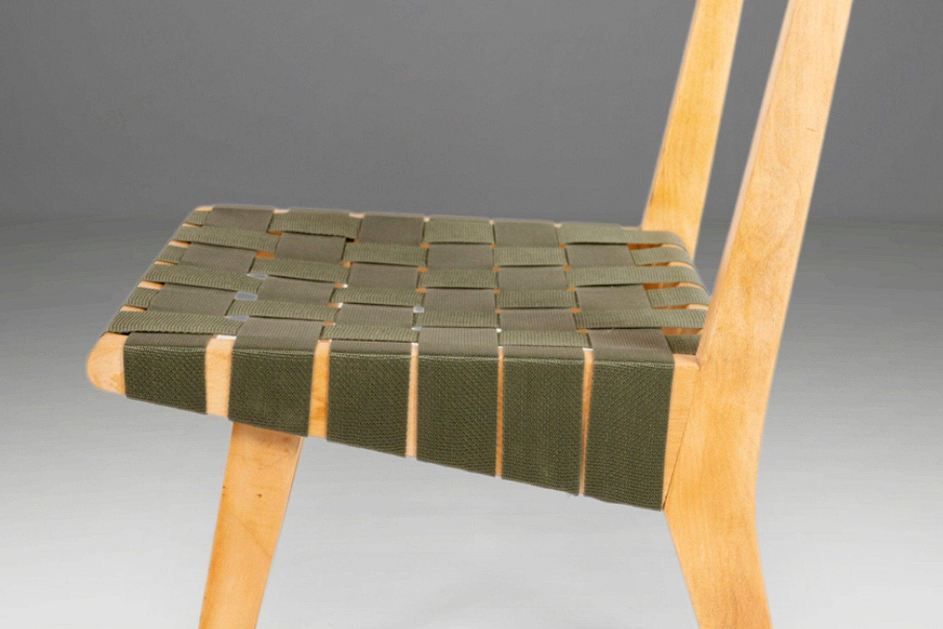 Der 1941 von Jens Risom für Knoll entworfene Stuhl Modell 666 ist vielleicht Risoms ikonischste Kreation in einer Karriere, die das amerikanische Möbeldesign der Jahrhundertmitte anführte und bis heute produziert wird! Dieses exquisite Arrangement