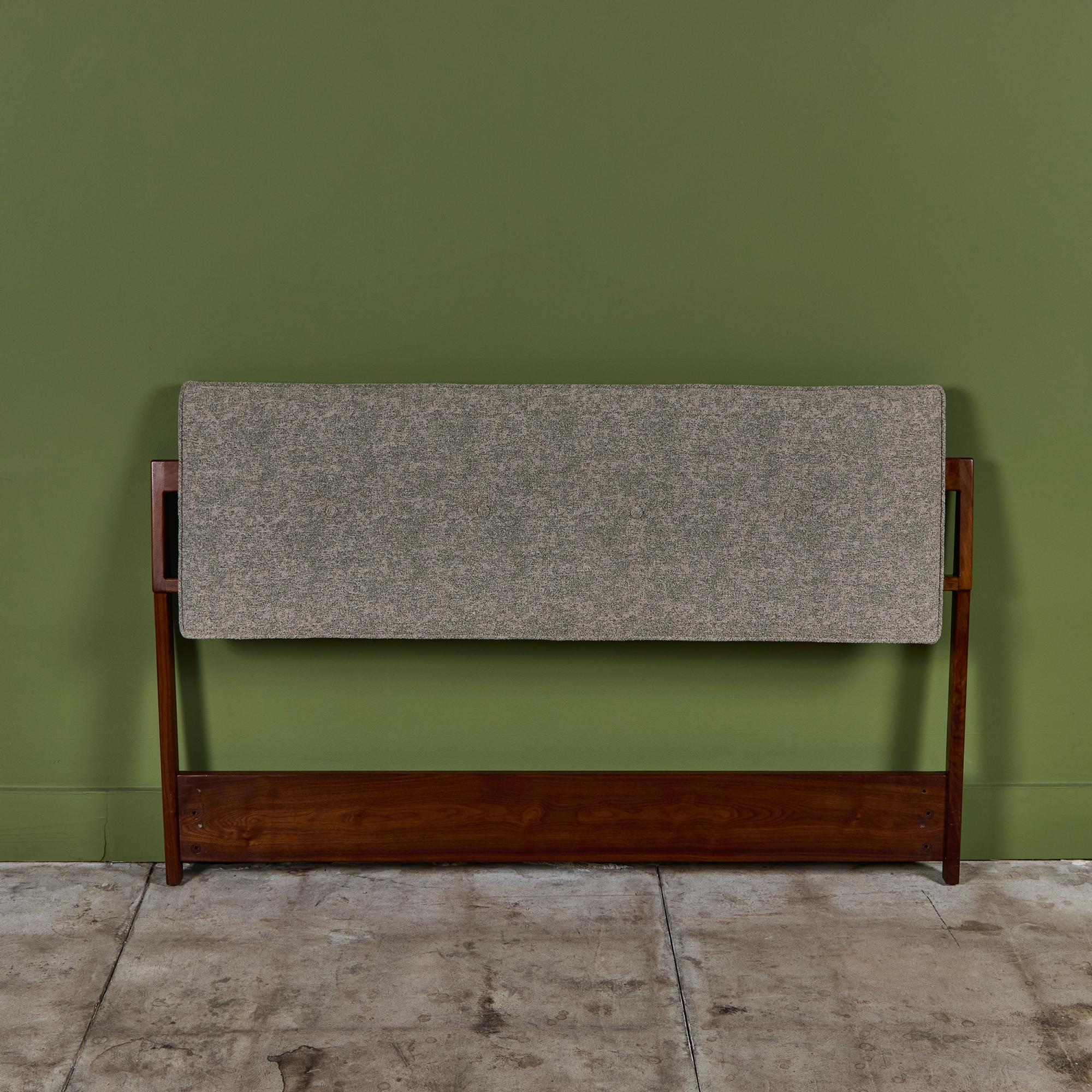 Tête de lit en noyer de Jens Risom, c.1960s USA. Ce cadre est fait de noyer massif et d'un coussin rembourré gris avec quatre boutons.

Dimensions
56