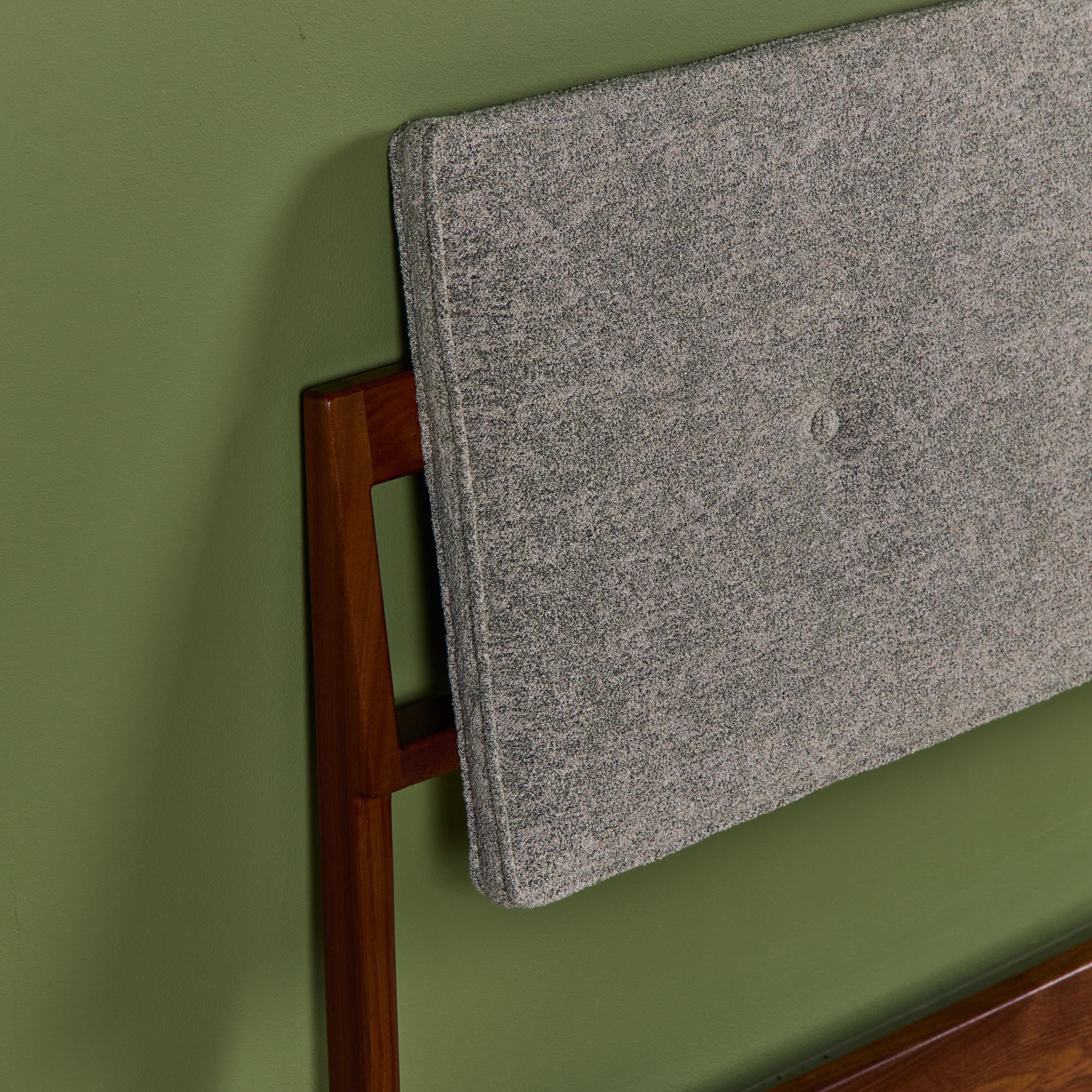 Mid-Century Modern Jens Risom Tête de lit pleine grandeur en noyer capitonné en vente