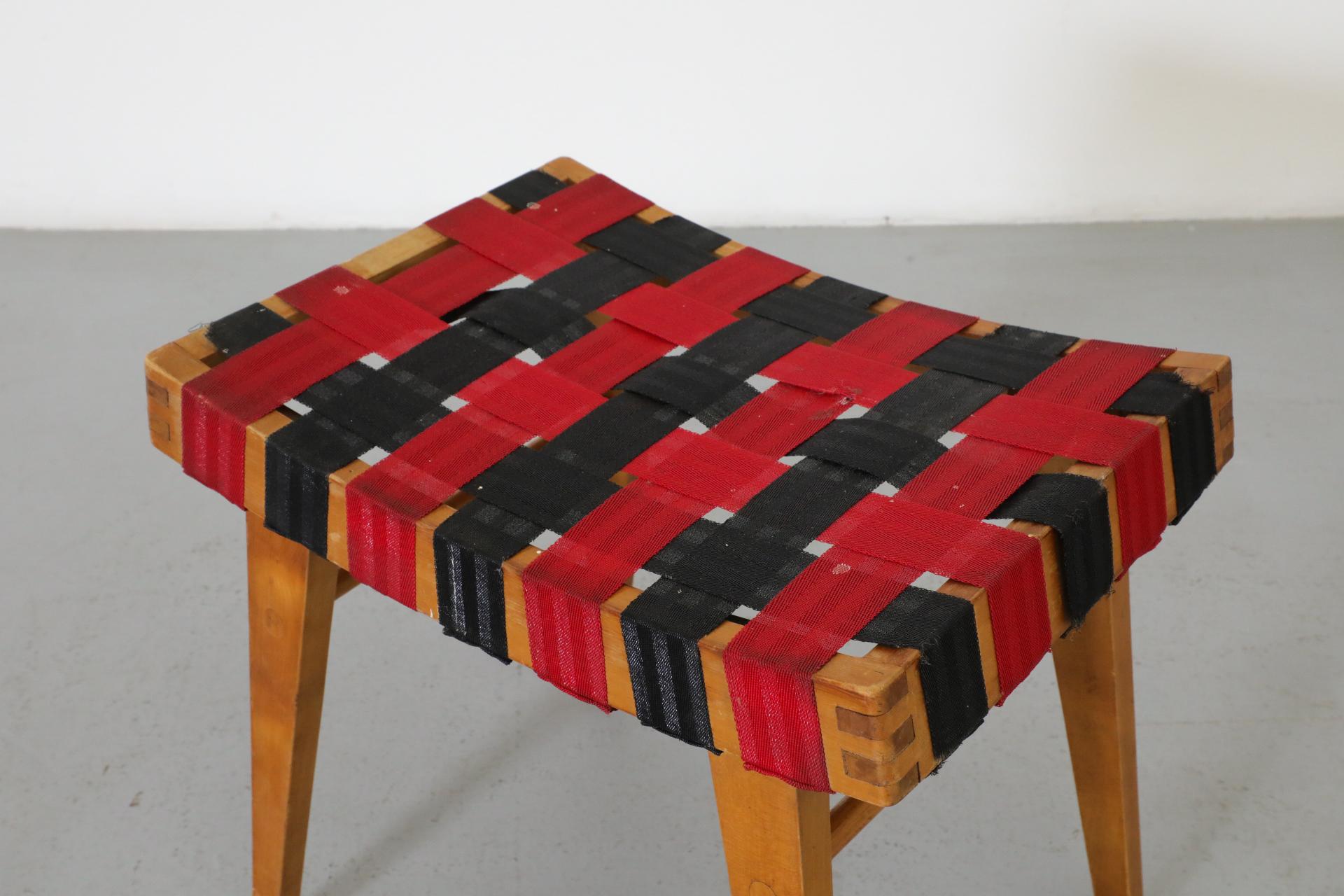 Tabouret d'appoint d'inspiration Jens Risom avec sangles noires et rouges et cadre en bois en vente 3
