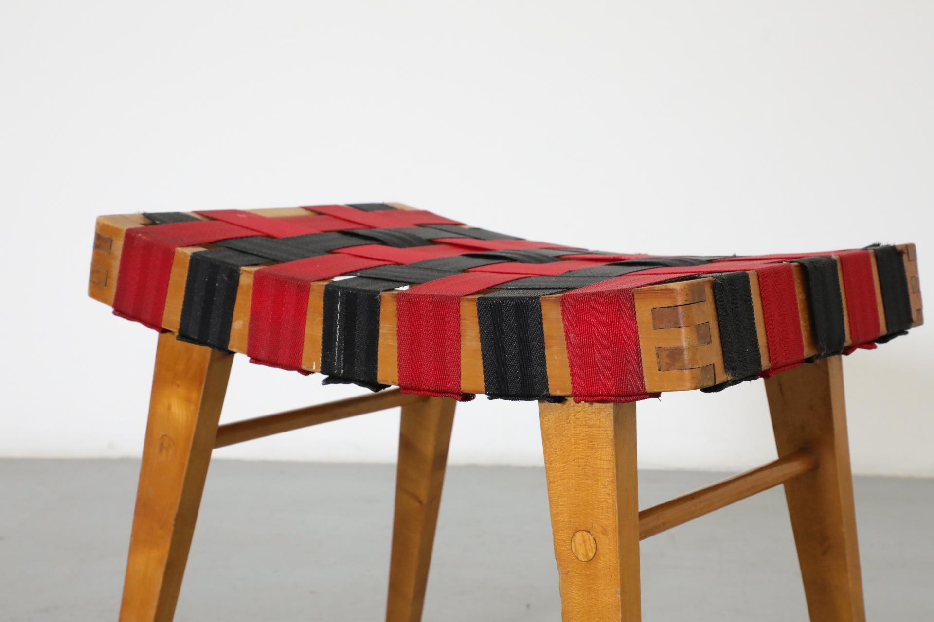 Tabouret d'appoint d'inspiration Jens Risom avec sangles noires et rouges et cadre en bois en vente 4