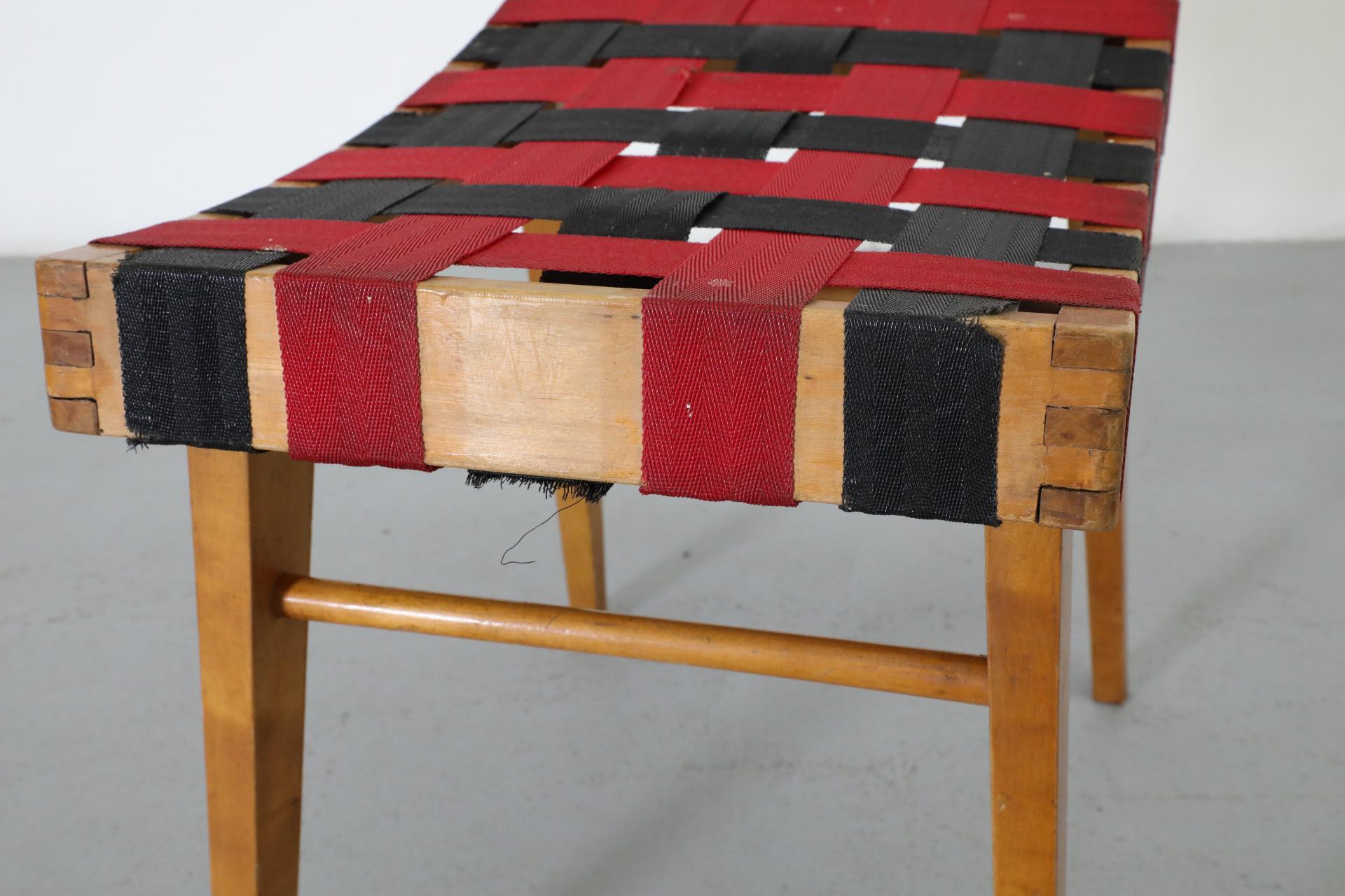 Tabouret d'appoint d'inspiration Jens Risom avec sangles noires et rouges et cadre en bois en vente 5
