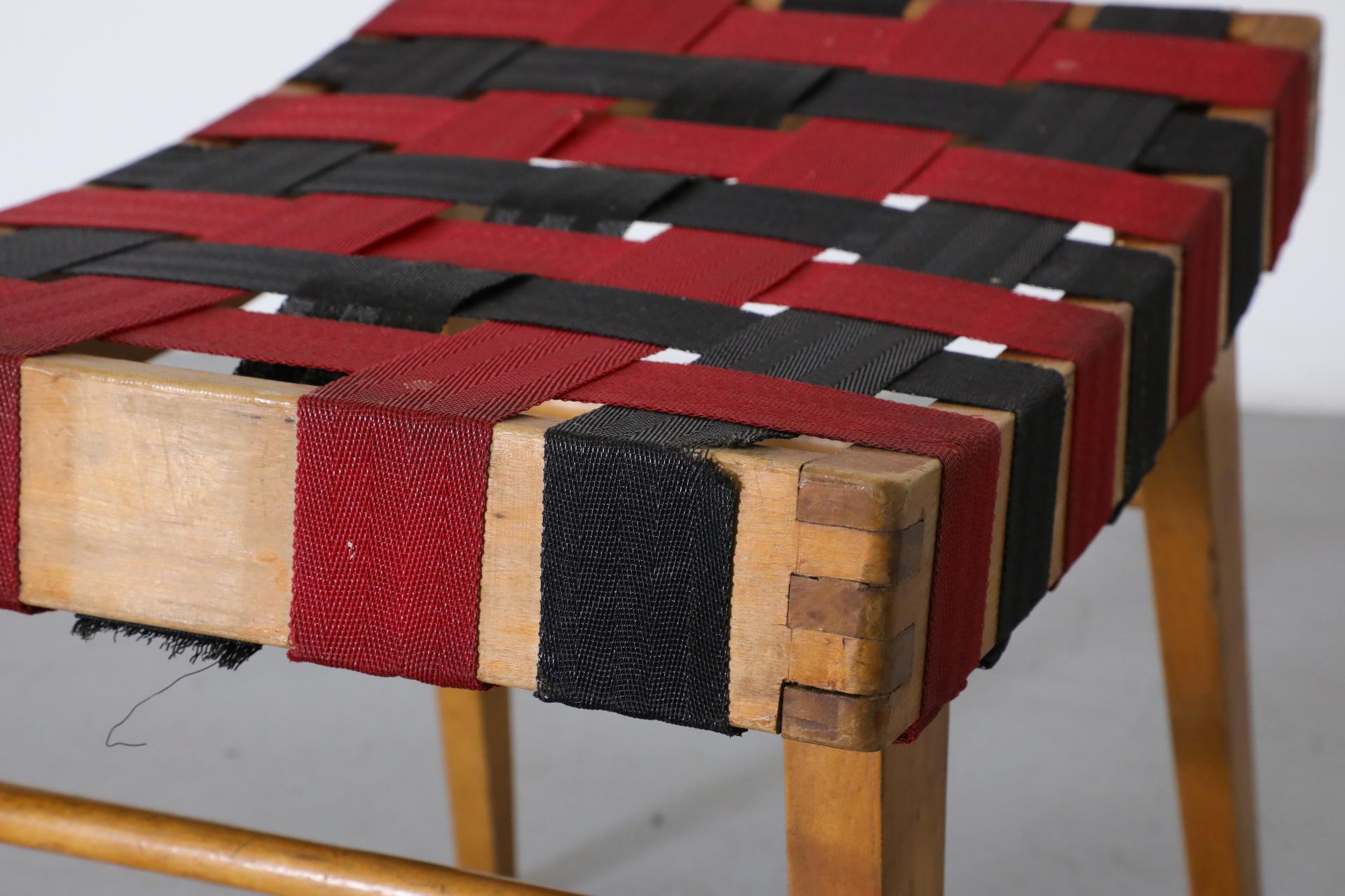 Tabouret d'appoint d'inspiration Jens Risom avec sangles noires et rouges et cadre en bois en vente 6