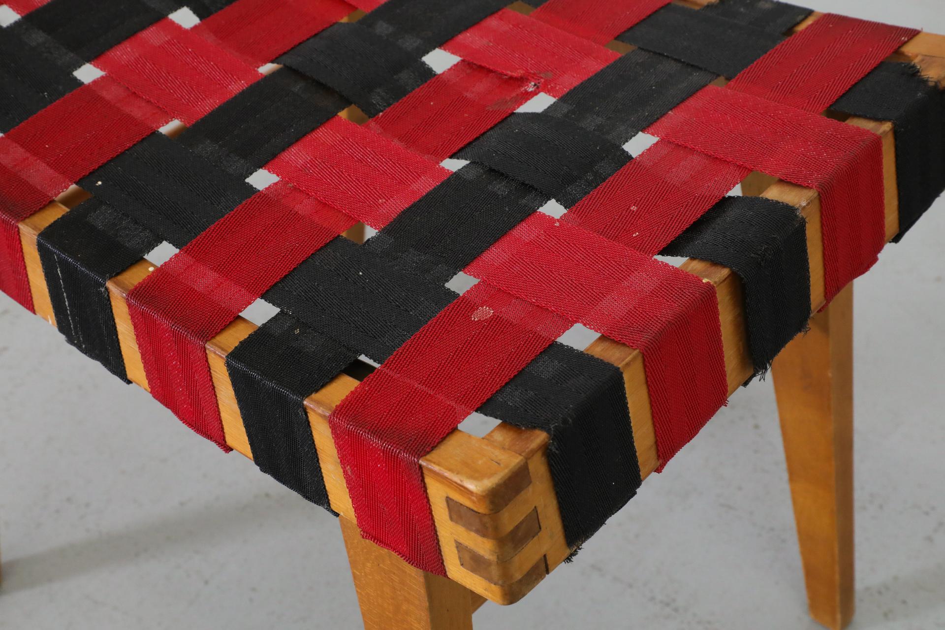 Tabouret d'appoint d'inspiration Jens Risom avec sangles noires et rouges et cadre en bois en vente 8