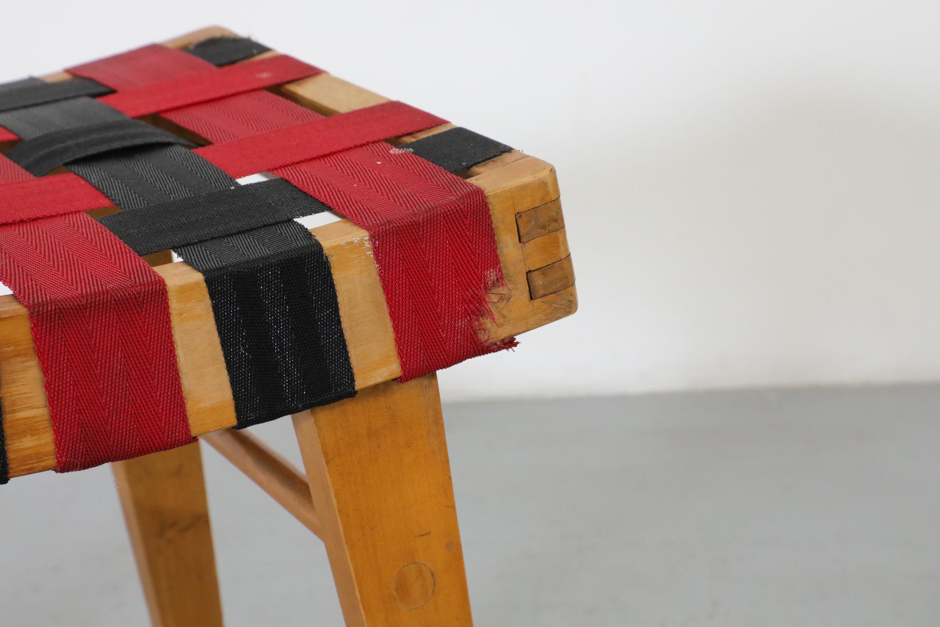 Tabouret d'appoint d'inspiration Jens Risom avec sangles noires et rouges et cadre en bois en vente 10