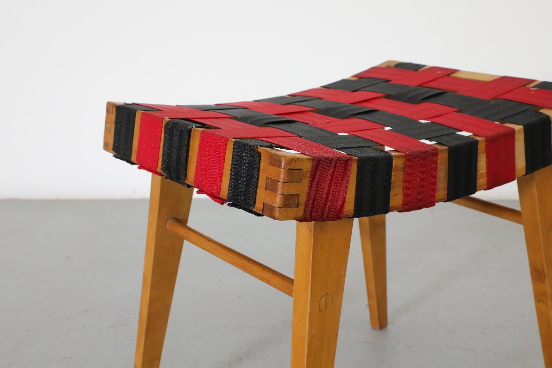 Tabouret d'appoint d'inspiration Jens Risom avec sangles noires et rouges et cadre en bois en vente 11