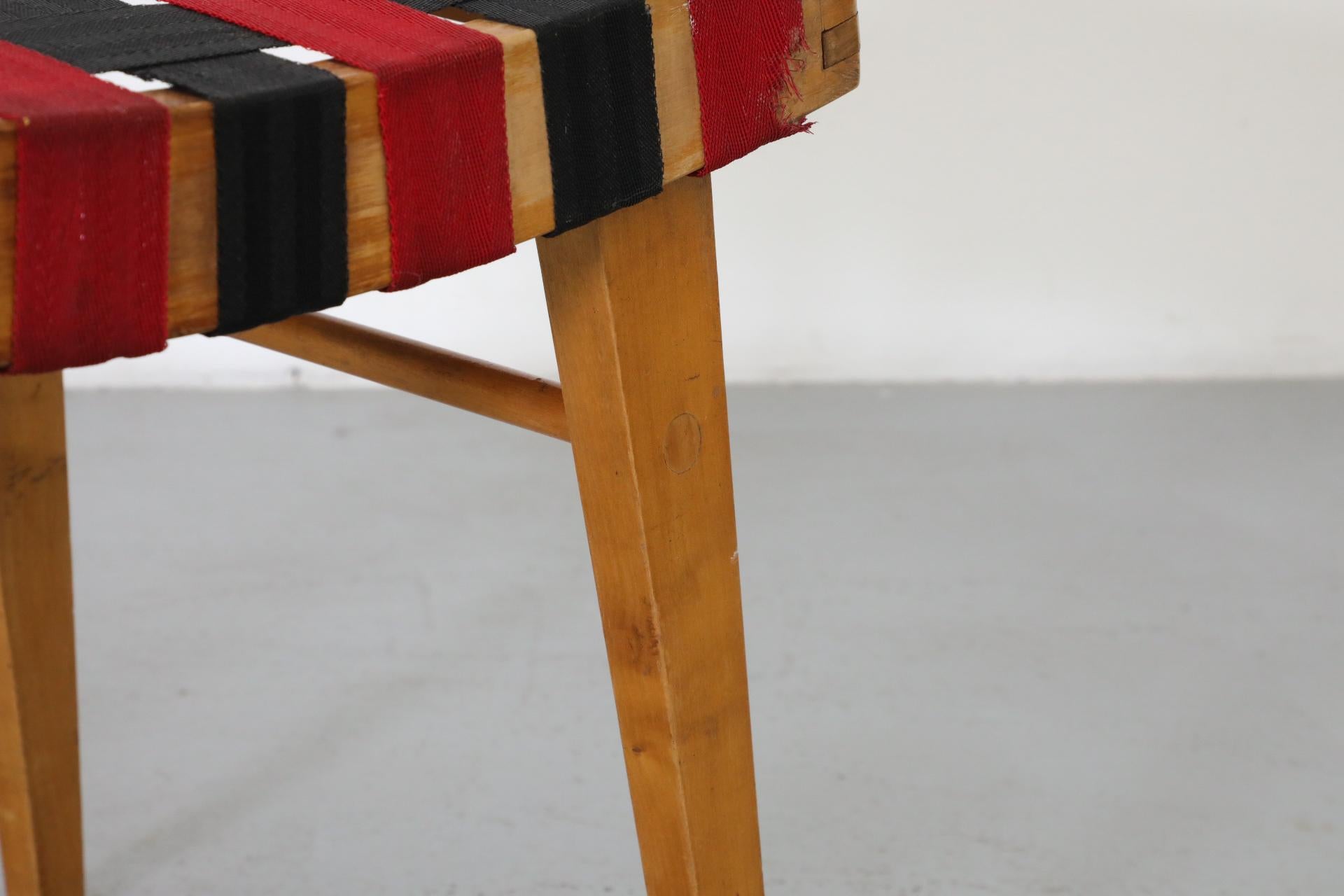 Tabouret d'appoint d'inspiration Jens Risom avec sangles noires et rouges et cadre en bois en vente 12