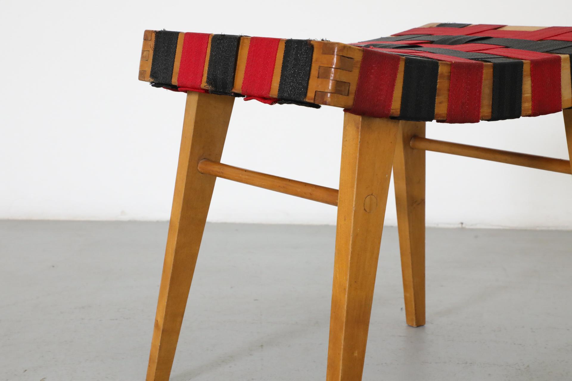 Tabouret d'appoint d'inspiration Jens Risom avec sangles noires et rouges et cadre en bois en vente 13