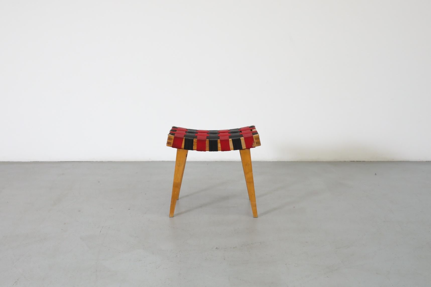 Mid-Century Modern Tabouret d'appoint d'inspiration Jens Risom avec sangles noires et rouges et cadre en bois en vente