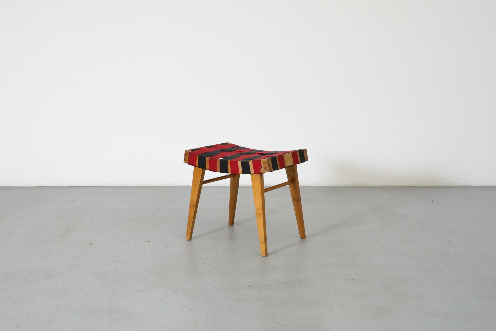 Néerlandais Tabouret d'appoint d'inspiration Jens Risom avec sangles noires et rouges et cadre en bois en vente