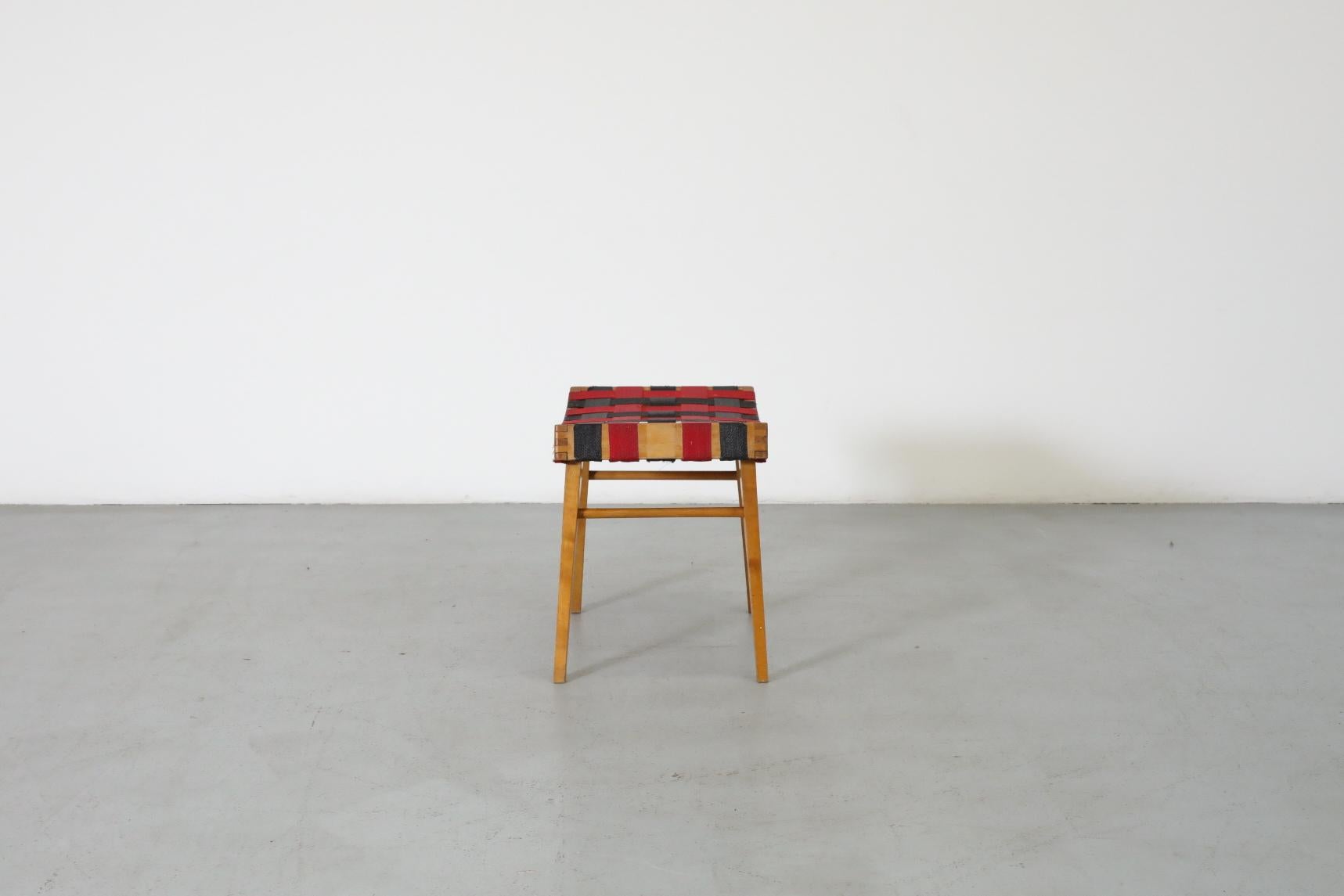 Tabouret d'appoint d'inspiration Jens Risom avec sangles noires et rouges et cadre en bois Bon état - En vente à Los Angeles, CA
