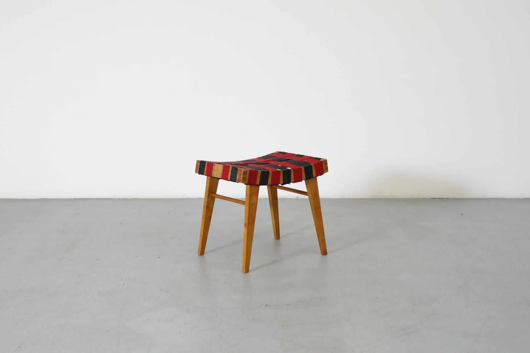 20ième siècle Tabouret d'appoint d'inspiration Jens Risom avec sangles noires et rouges et cadre en bois en vente