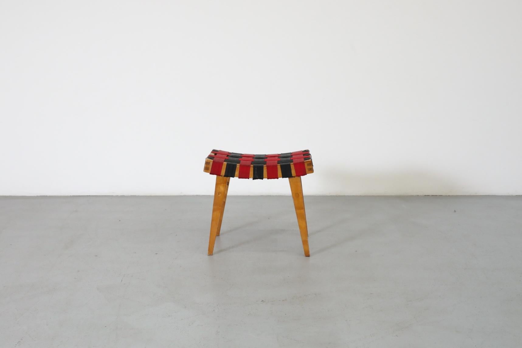 Bois Tabouret d'appoint d'inspiration Jens Risom avec sangles noires et rouges et cadre en bois en vente