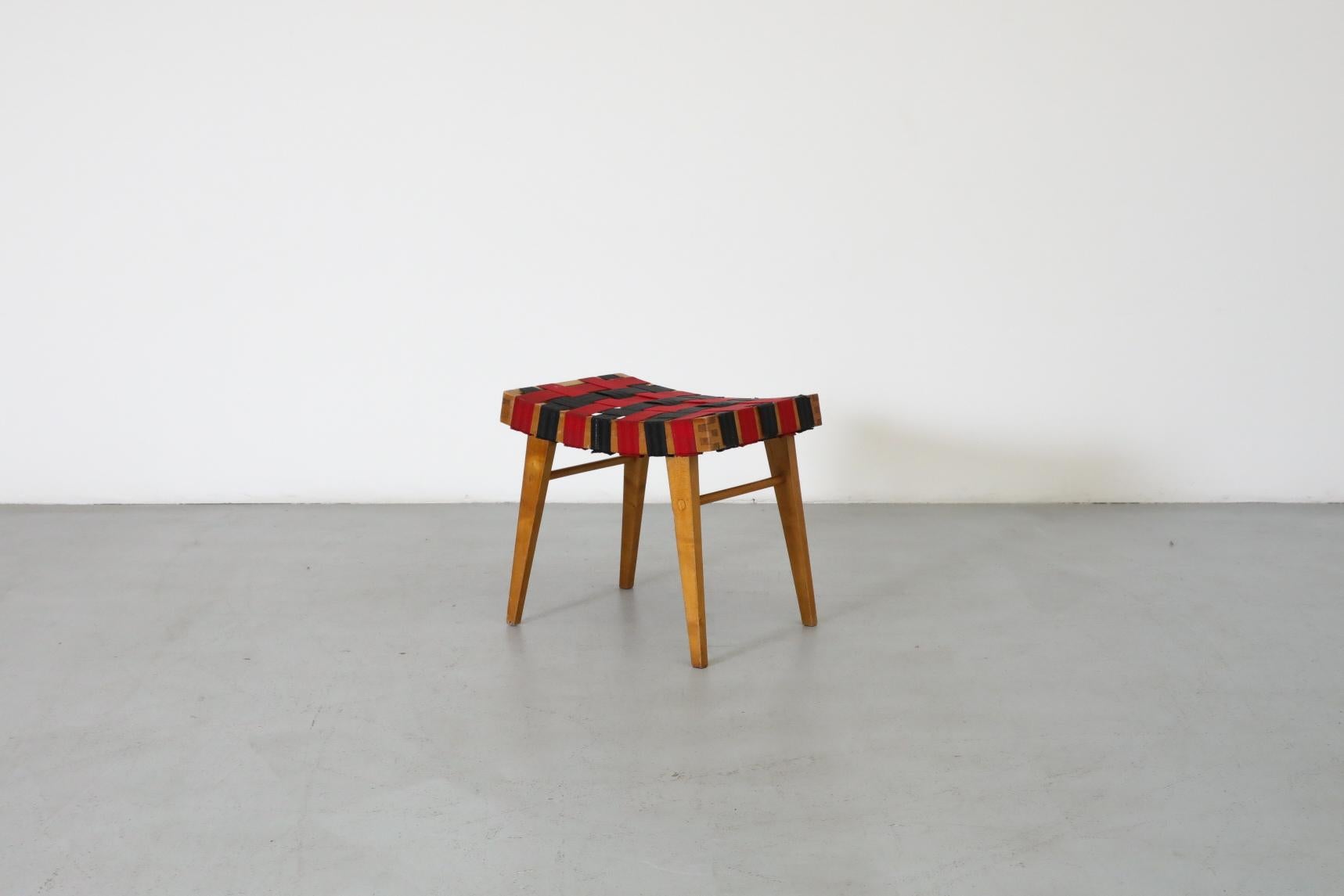 Tabouret d'appoint d'inspiration Jens Risom avec sangles noires et rouges et cadre en bois en vente 1