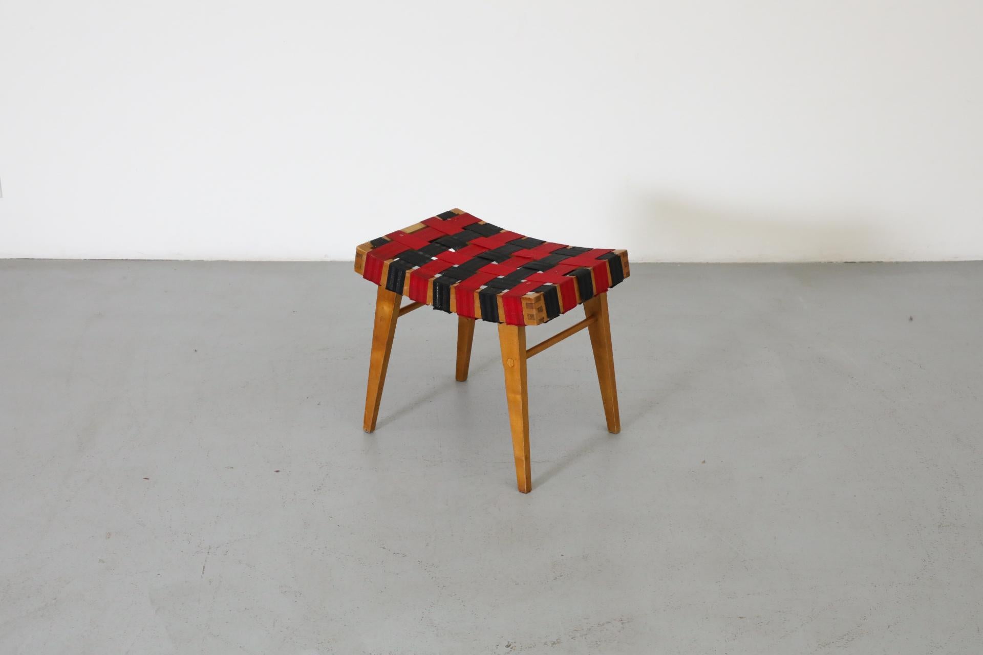 Tabouret d'appoint d'inspiration Jens Risom avec sangles noires et rouges et cadre en bois en vente 2