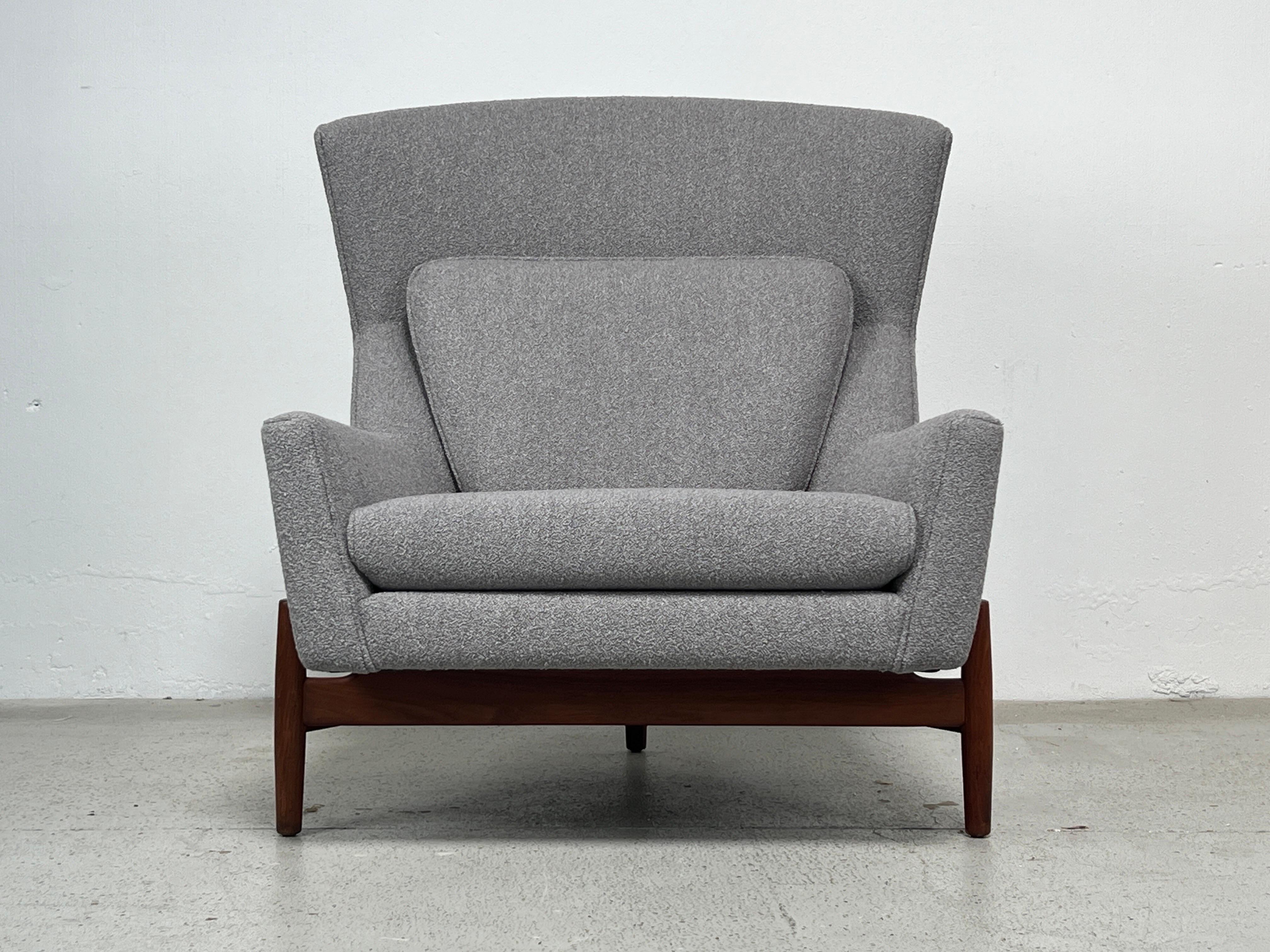 A rare lounge chair designed by Jens Risom for Risom Designs, Inc. Beautifully restored with refinished walnut base and upholstered in
Holly Hunt fabric. 