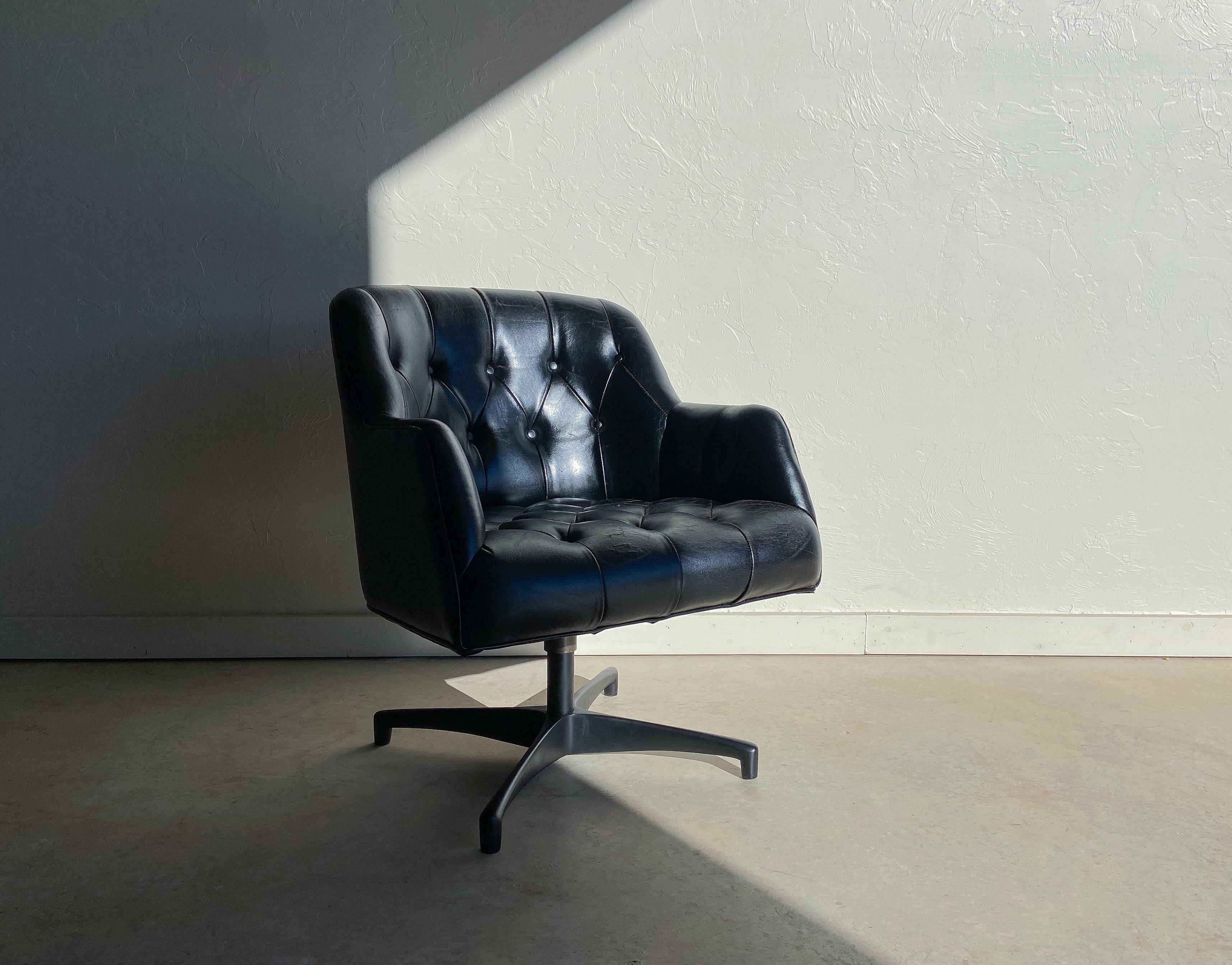 Jens Risom Leather Swivel Chair for B.L Marble, 1960's In Good Condition In Round Rock, TX