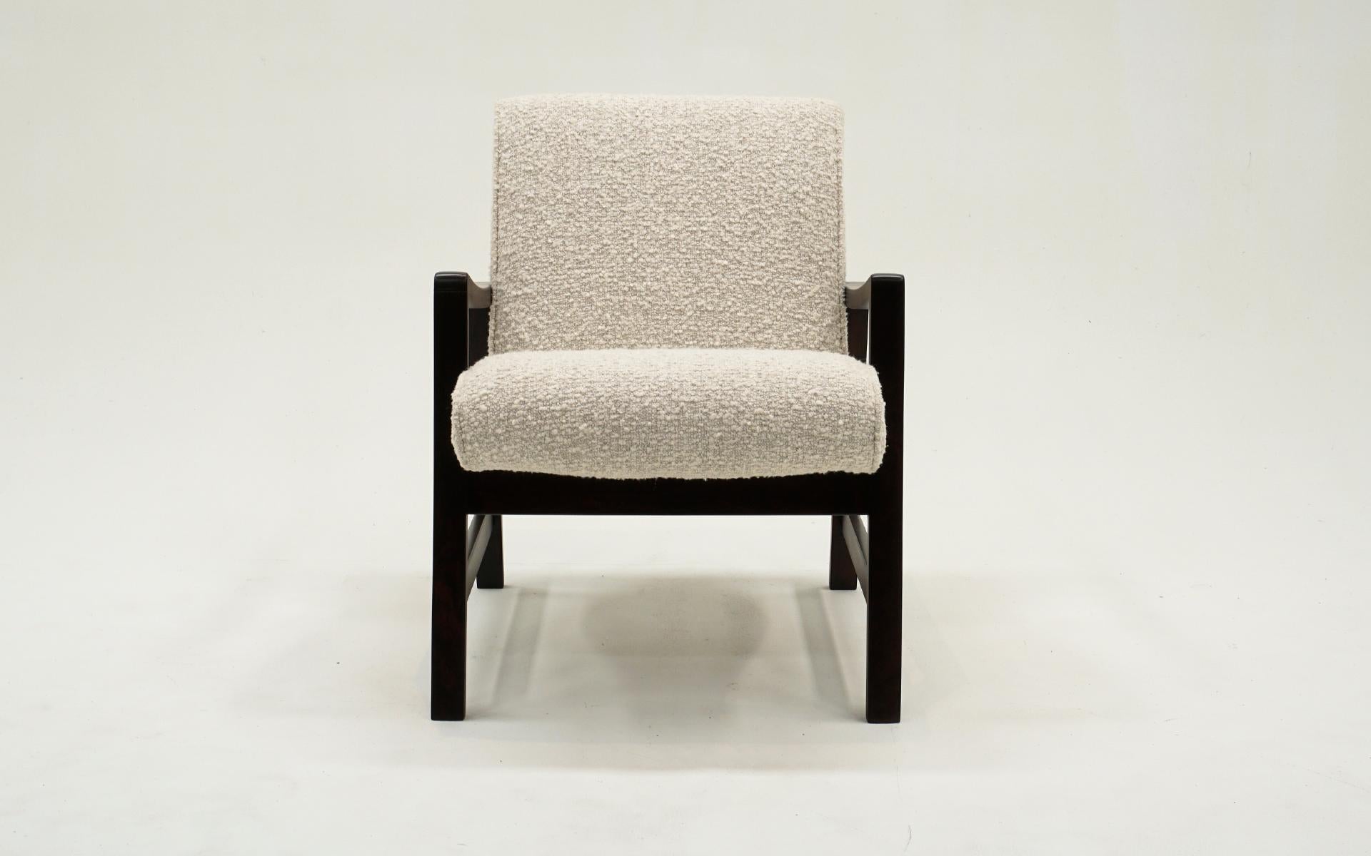 Klassischer und seltener Loungesessel, entworfen von Jens Risom, als er in den frühen 1950er Jahren Designdirektor bei Knoll war.  Dieses Exemplar wurde fachmännisch aufgearbeitet und mit einem weißen Bouclébezug versehen.  Großer Stil und Komfort.  