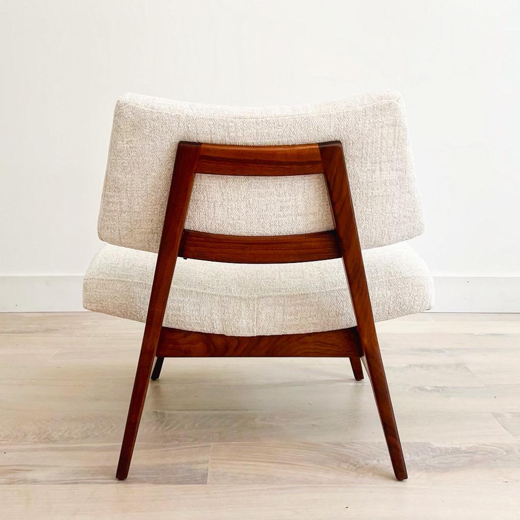 Jens Risom Lounge Chair Model U416, Midcentury Low Slipper in Walnut + Boucle In Good Condition In Decatur, GA