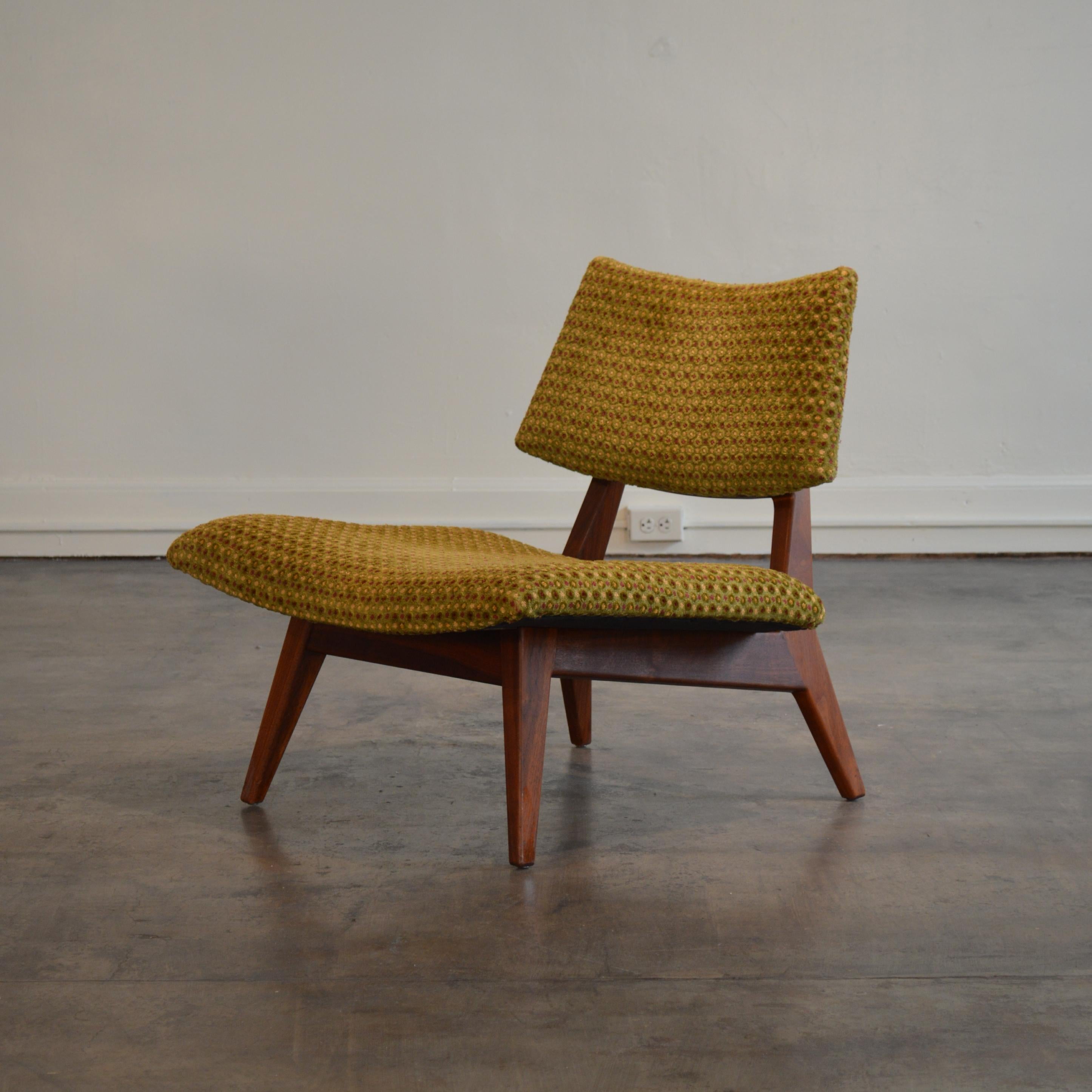 Model U-416 lounge chair designed by Jens Risom in all original vintage condition, made by Risom Design Inc., US, circa 1955. Chair features a sculpted oiled walnut frame and curved seats. It is upholstered in an original circular graphic poly-wool