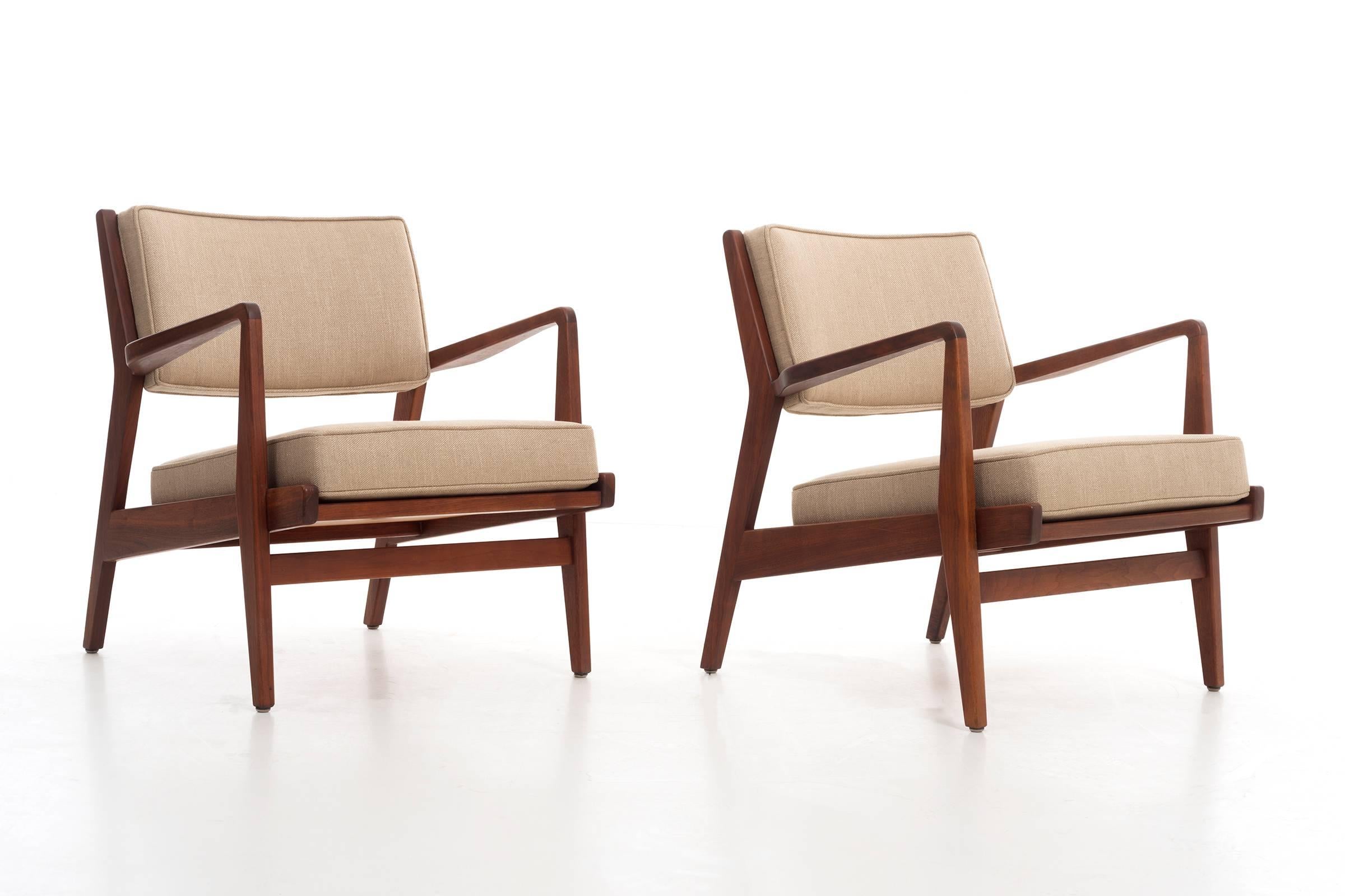 Risom pour Risom Design Inc. Paire de chaises longues pour l'hôtel Caribe Hilton à Porto Rico. Une sensibilité scandinave subtile qui s'adapte aux décors modernes et traditionnels.
Rembourré avec du tissu Great Plains, finition à l'huile légère de