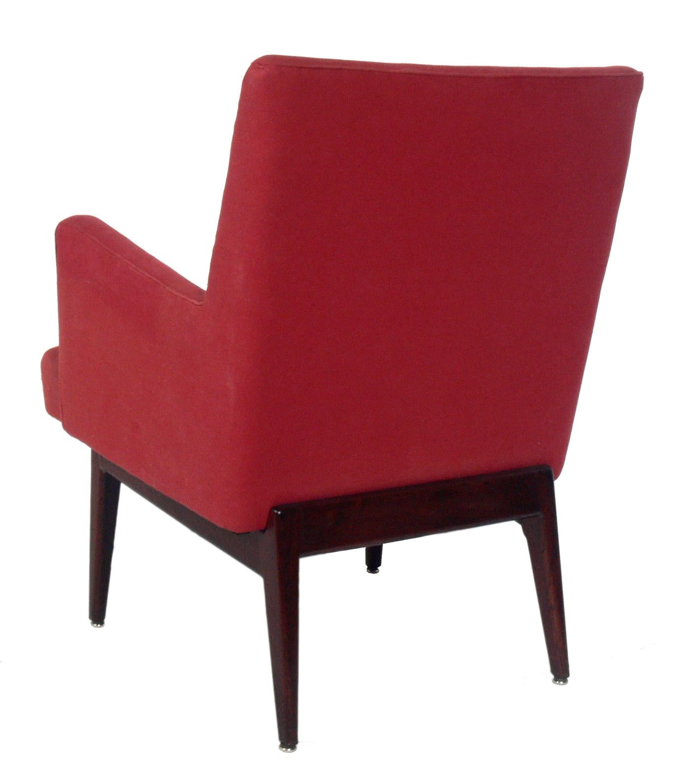 Chaises longues aux lignes épurées, conçues par Jens Risom, américain, vers les années 1960. Les créations de Risom font toujours un clin d'œil au design moderne danois, et ces chaises ne font pas exception. Ils présentent des lignes épurées, avec