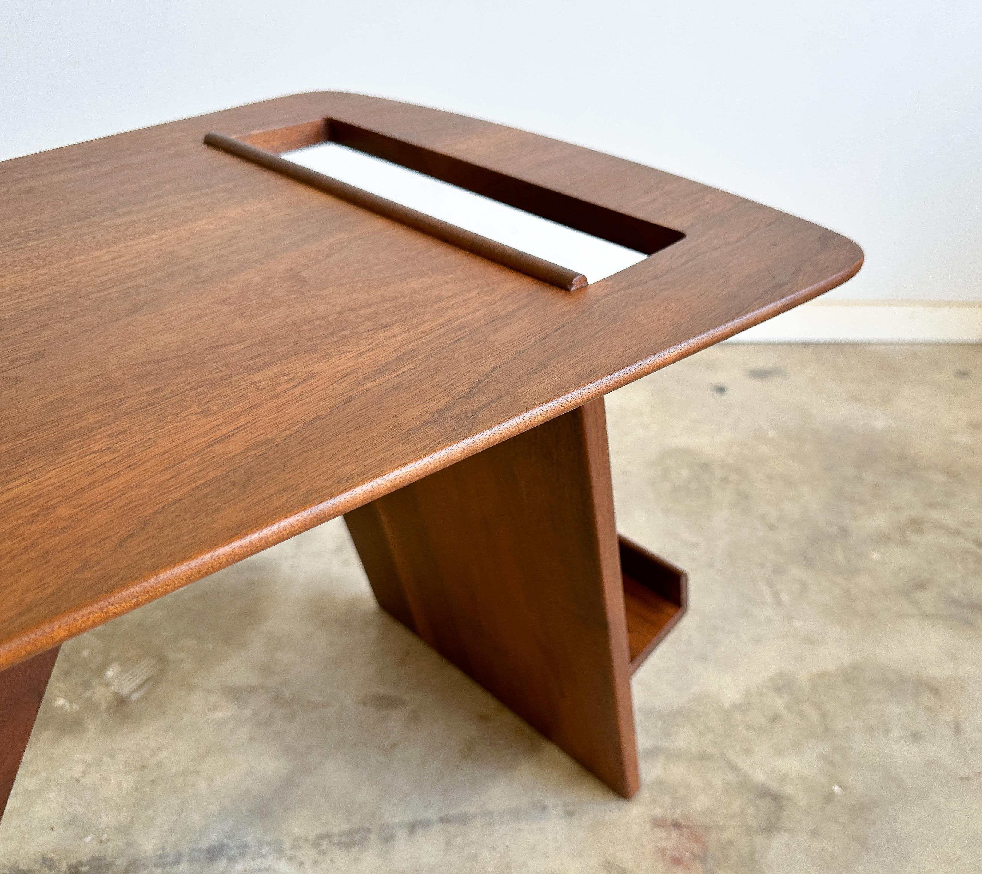 Jens Risom Magazine Side Table, Model T539, USA, 1940s In Good Condition In Round Rock, TX