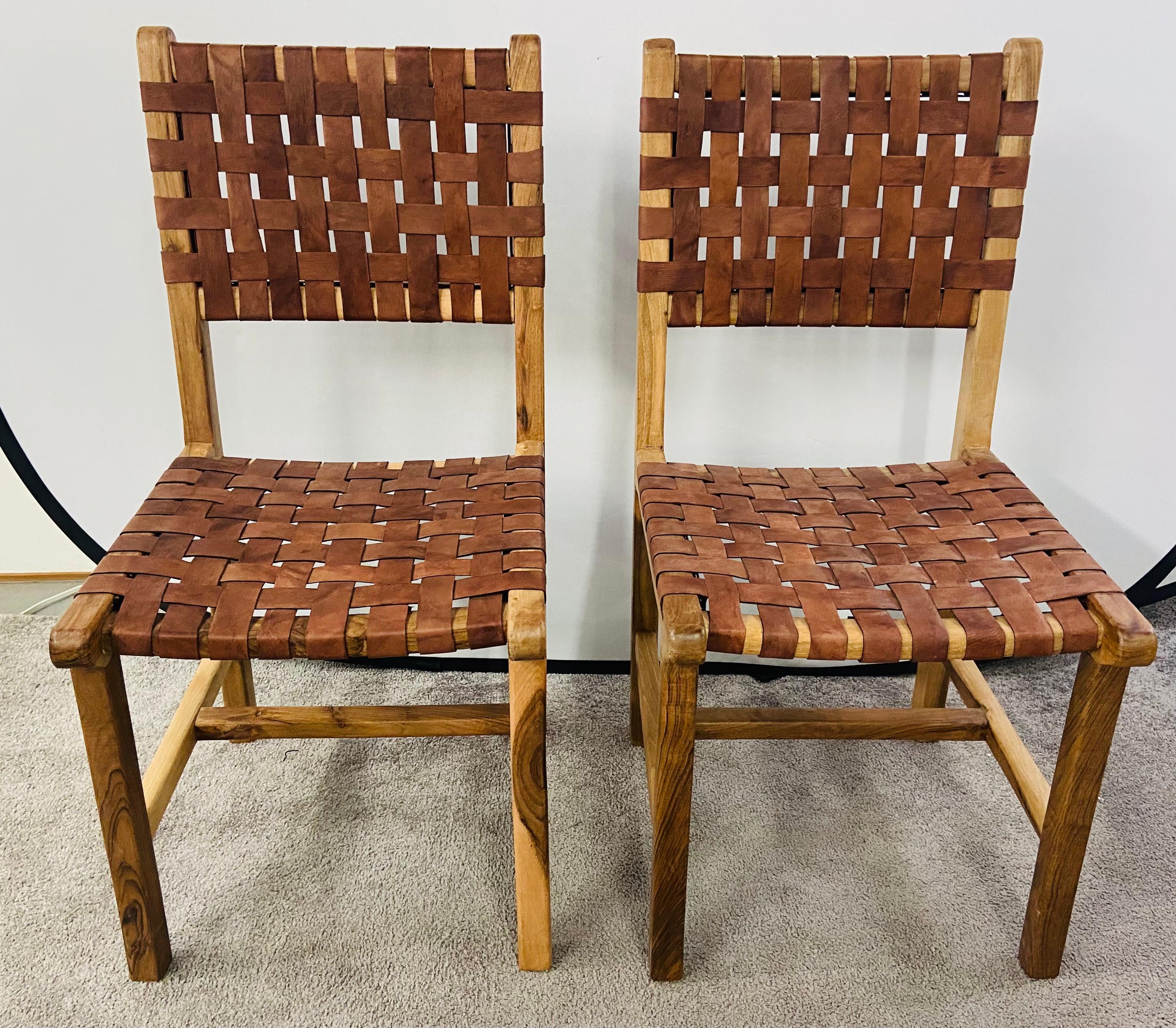 A hight quality set of four Mid-Century Modern style side or dining chairs in the manner of Jens Risom. The chairs are finely carved of hight quality walnut wood showing beautiful natural grains and burls on the frame. Made in a mesh woven natural