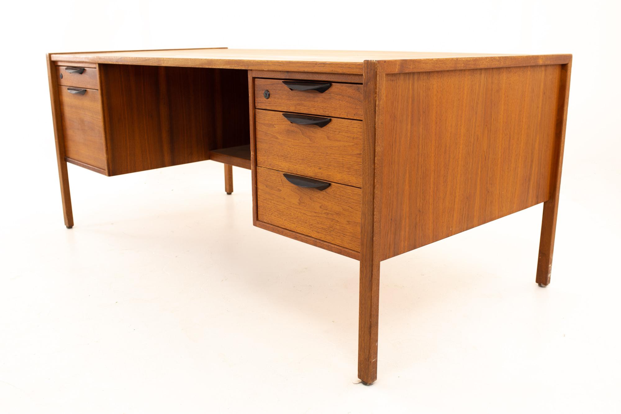Jens Risom Mid Century 5 Drawer Walnut Executive Desk In Good Condition In Countryside, IL