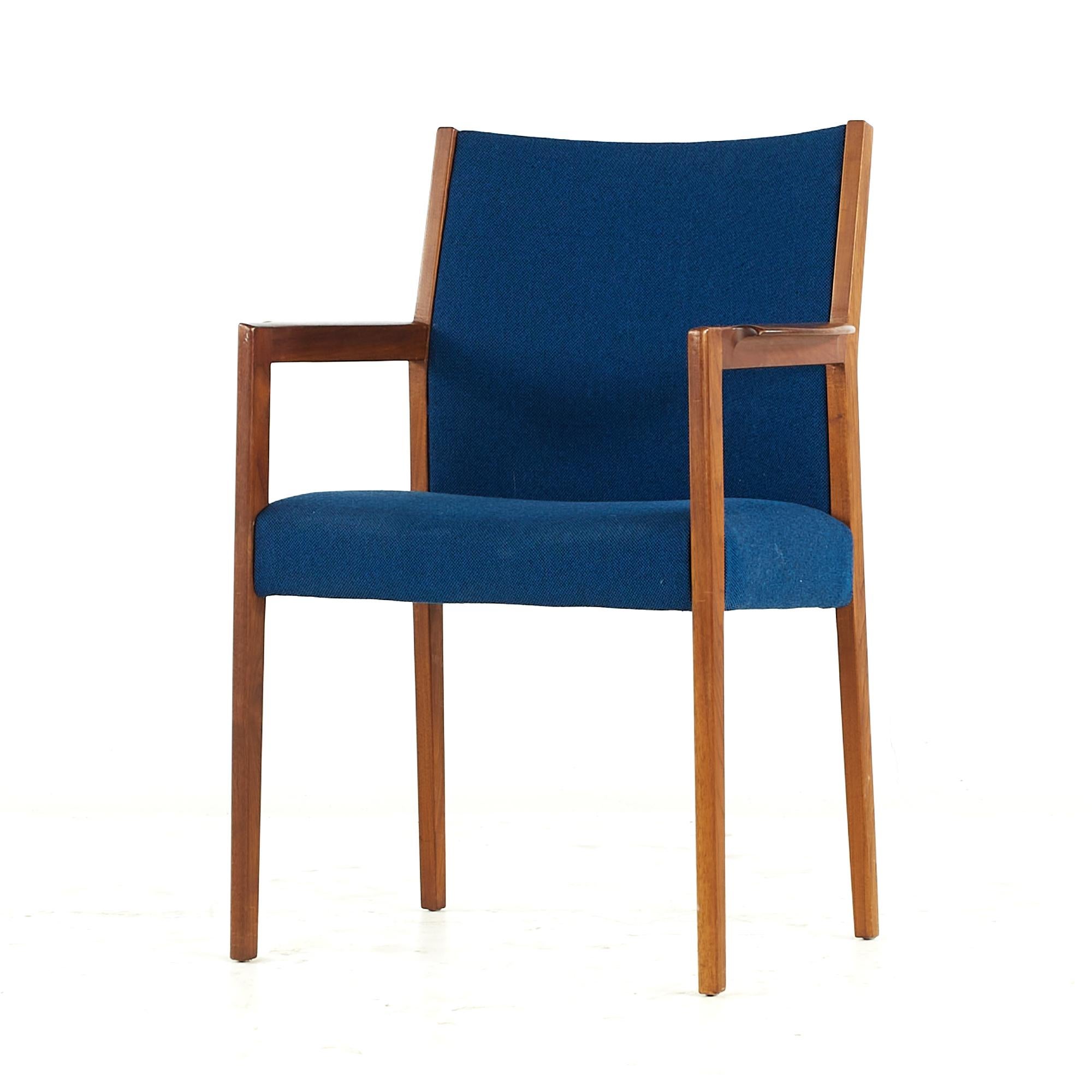 Jens Risom Mid Century Cane and Walnut Dining Chairs - Set of 6 en vente 6