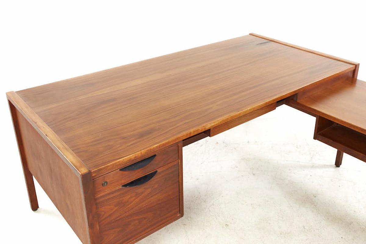 Jens Risom Mid Century Corner Desk In Good Condition For Sale In Countryside, IL