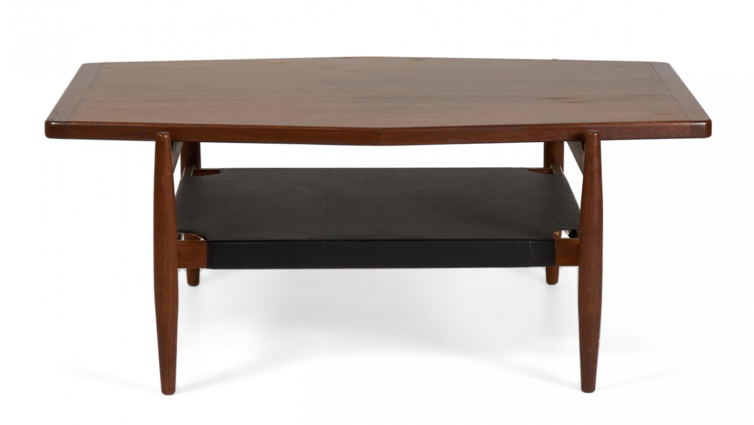 Américain Table basse mi-séculaire Jens Risom à plateau diamant en noyer et vinyle noir en vente
