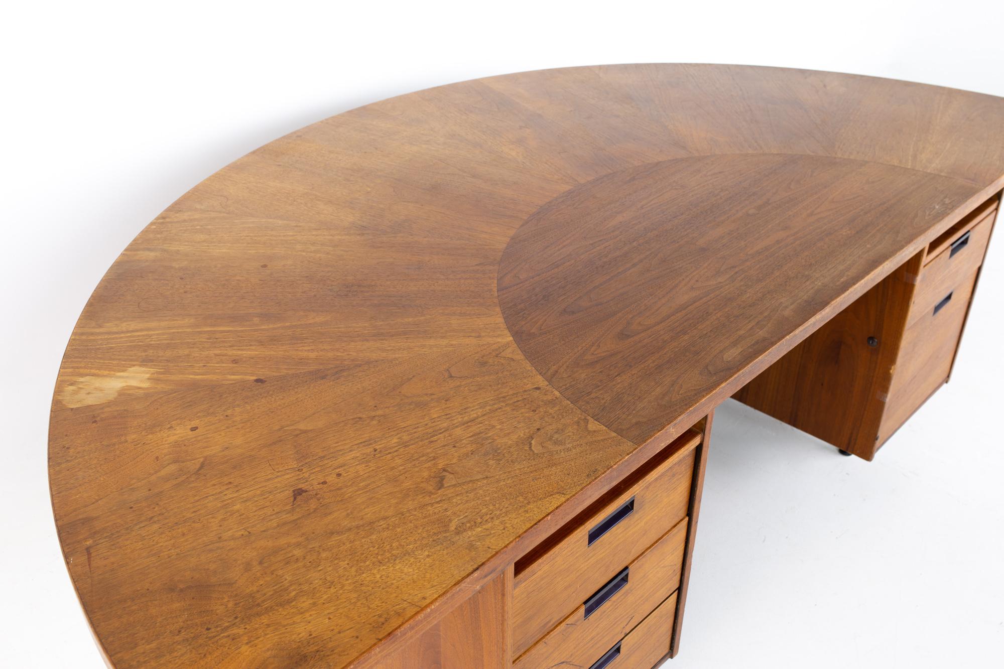 Jens Risom Mid Century Half Round Executive Desk In Good Condition In Countryside, IL