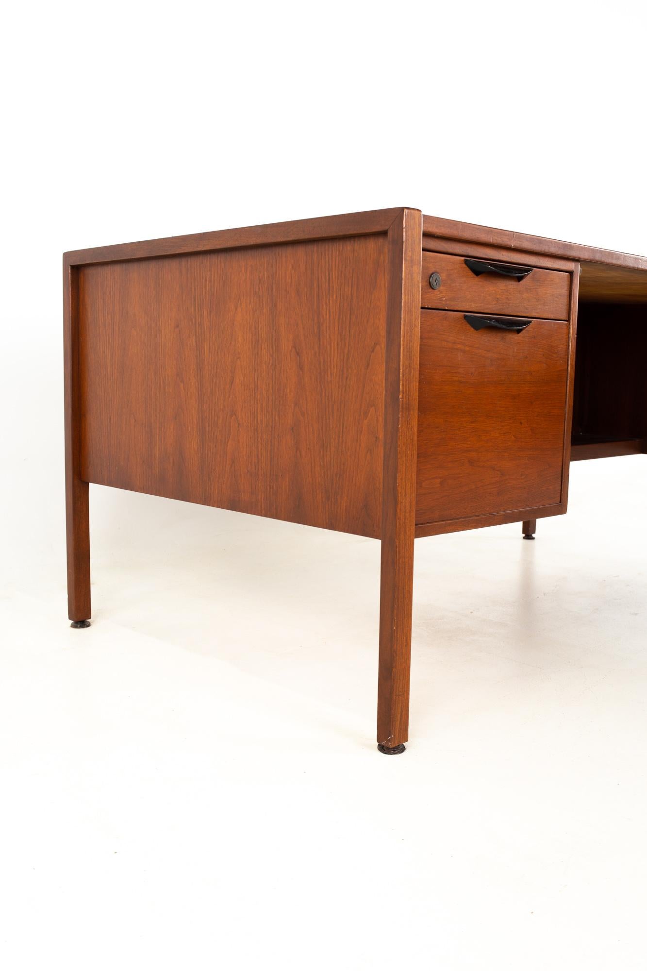 Jens Risom Mid Century L Shaped Walnut Executive Desk In Good Condition In Countryside, IL