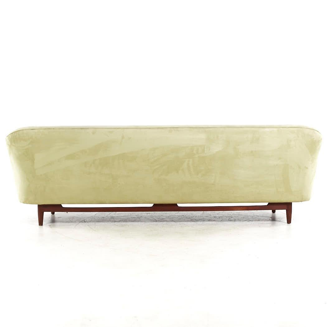 Jens Risom Mid Century Model 2516 Walnut Sofa In Good Condition For Sale In Countryside, IL