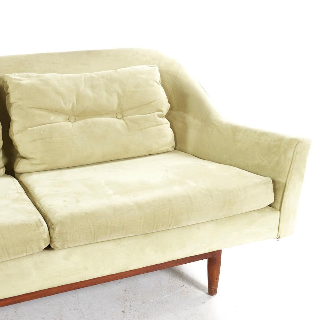Jens Risom Mid Century Model 2516 Walnut Sofa For Sale 2