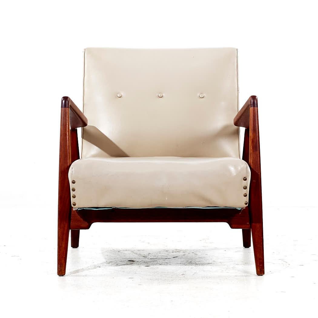 Fauteuil de salon Jens Risom modèle U430 du milieu du siècle dernier

Cette chaise longue mesure : 26 large x 29 profond x 29.75 haut, avec une hauteur d'assise de 15 et une hauteur d'accoudoir / dégagement de 23.25 pouces.

Tous les meubles peuvent