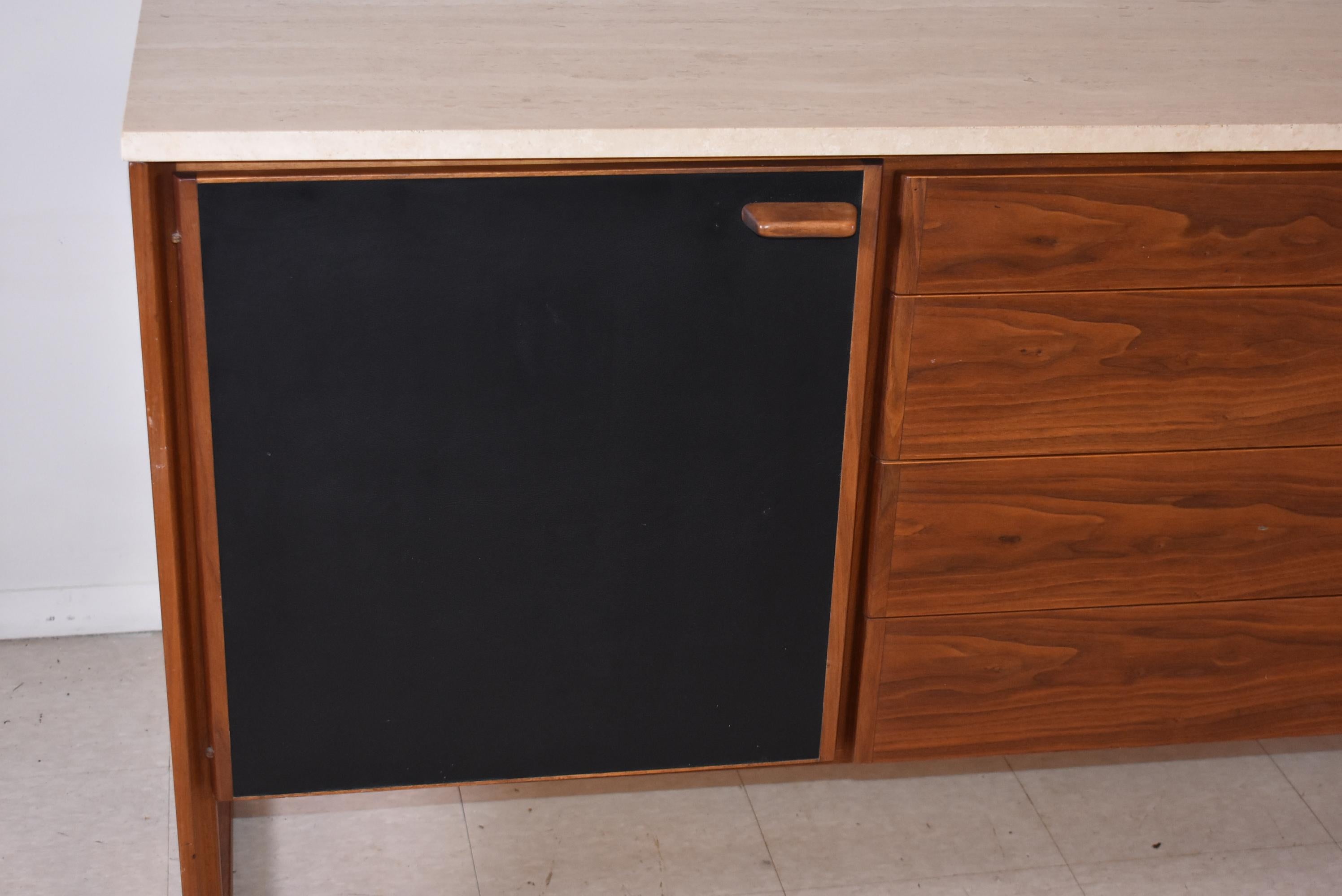 Credenza bicolore di metà secolo moderno di Jens Risom con 4 cassetti con maniglie in legno intagliato, 1 anta e un piano in travertino. 65 1/2