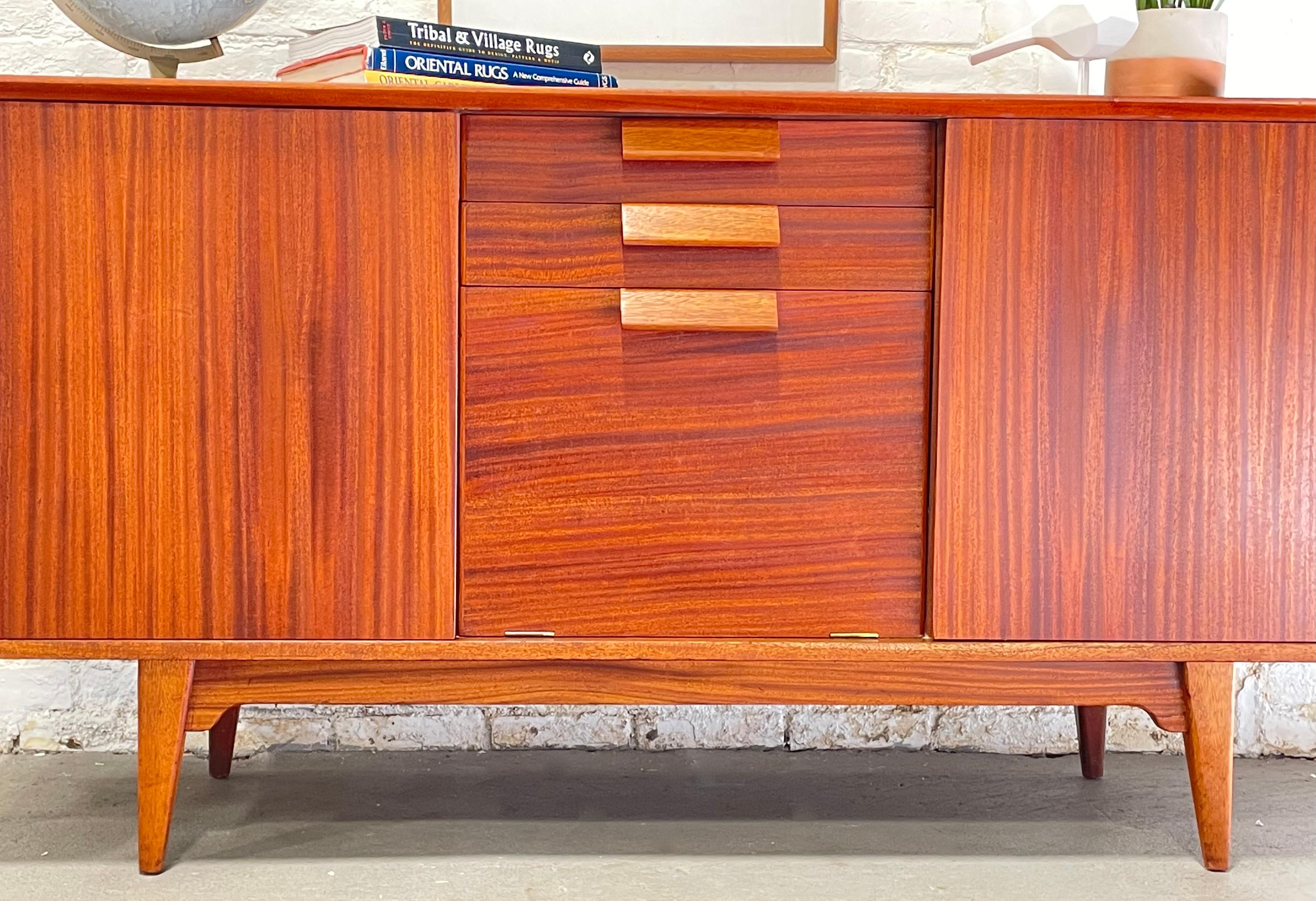 Jens RISOM Mid Century Modern CREDENZA / Media Stand / SIDEBOARD, c. 1960's For Sale 5