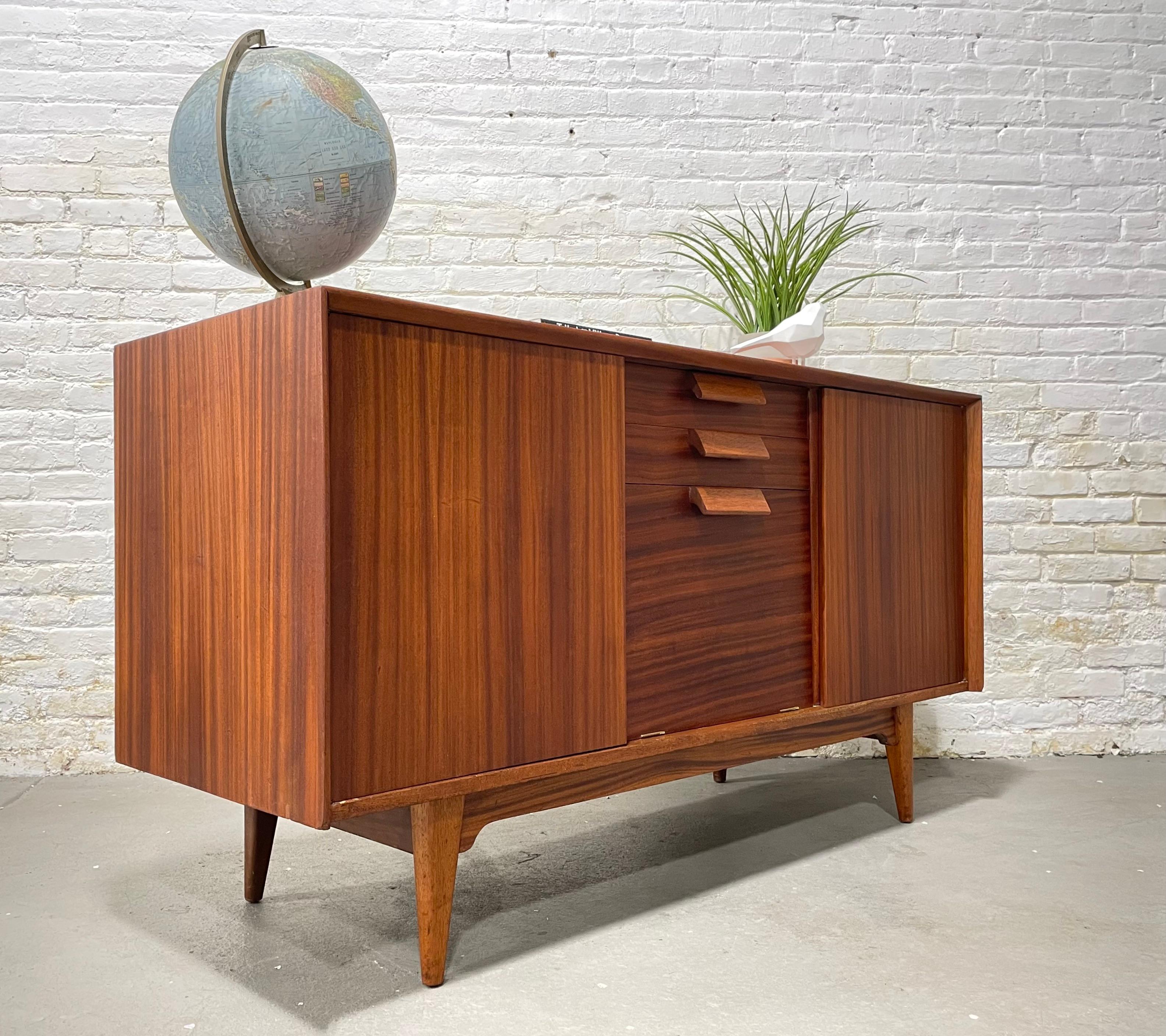 Jens RISOM Mid Century Modern CREDENZA / Media Stand / SIDEBOARD, c. 1960's In Good Condition For Sale In Weehawken, NJ