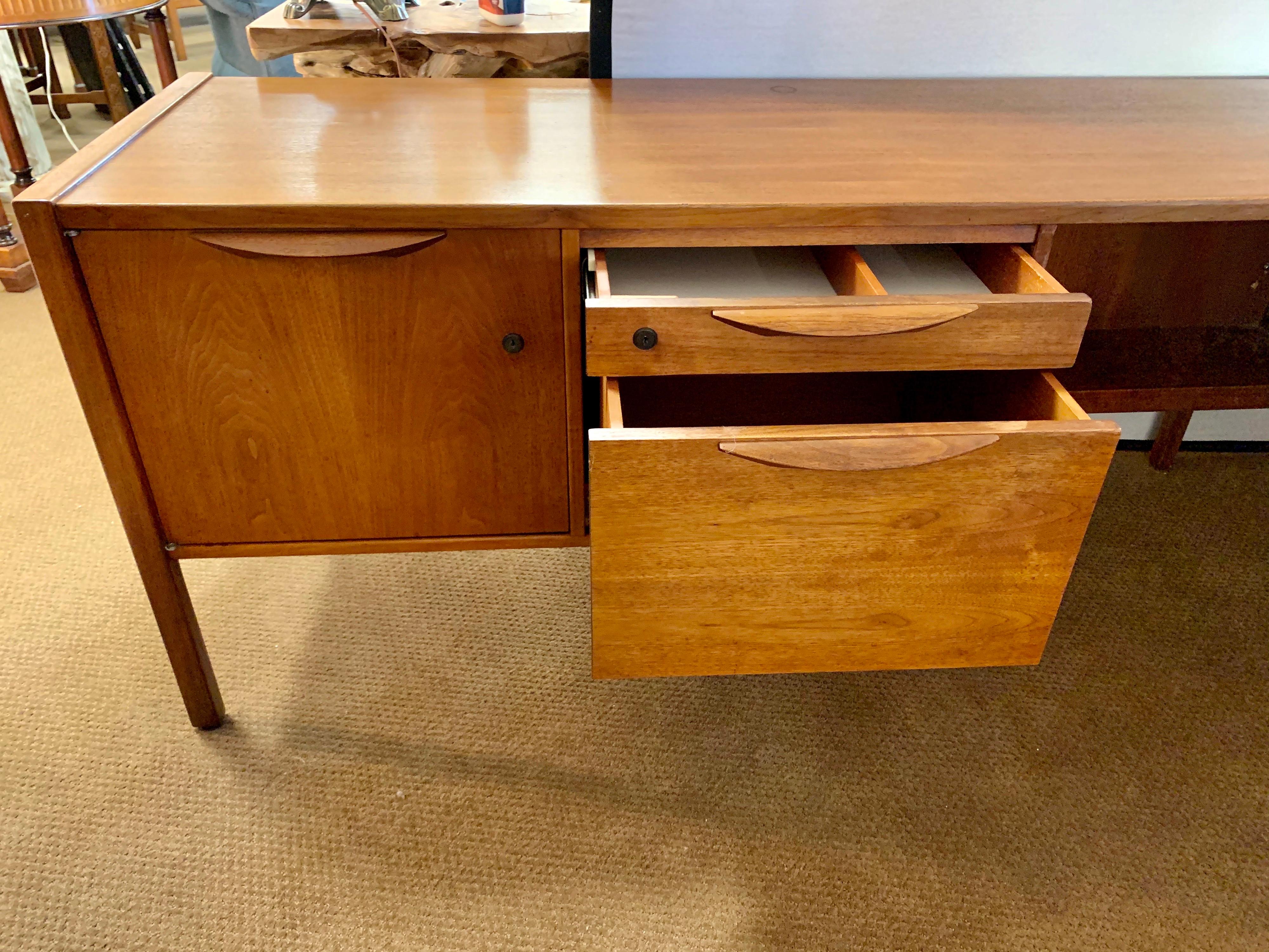 Jens Risom Mid-Century Modern Large Walnut 2-Pc Executive Desk In Good Condition In West Hartford, CT