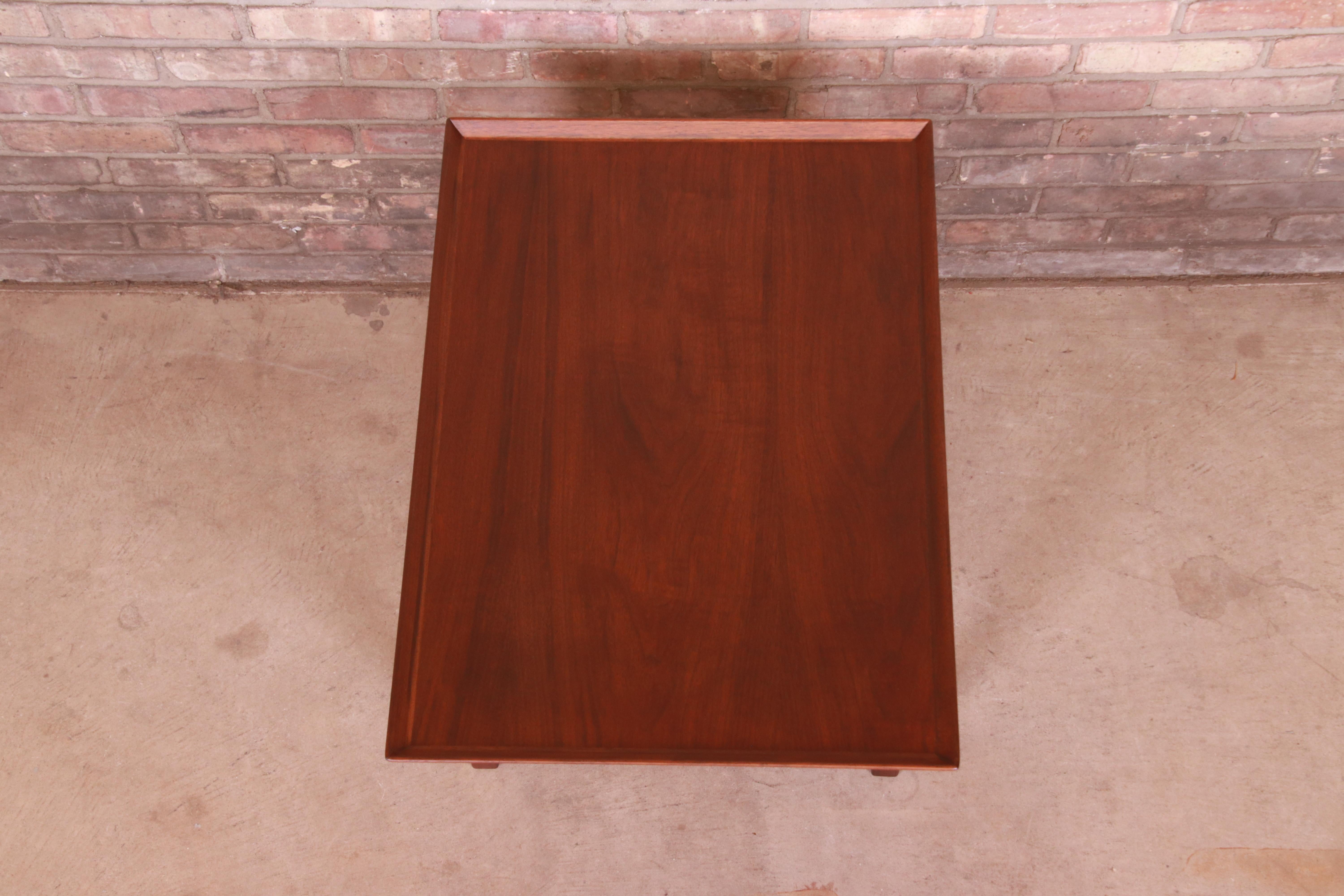 Jens Risom Mid-Century Modern Sculpted Walnut Cantilevered Occasional Side Table In Good Condition In South Bend, IN