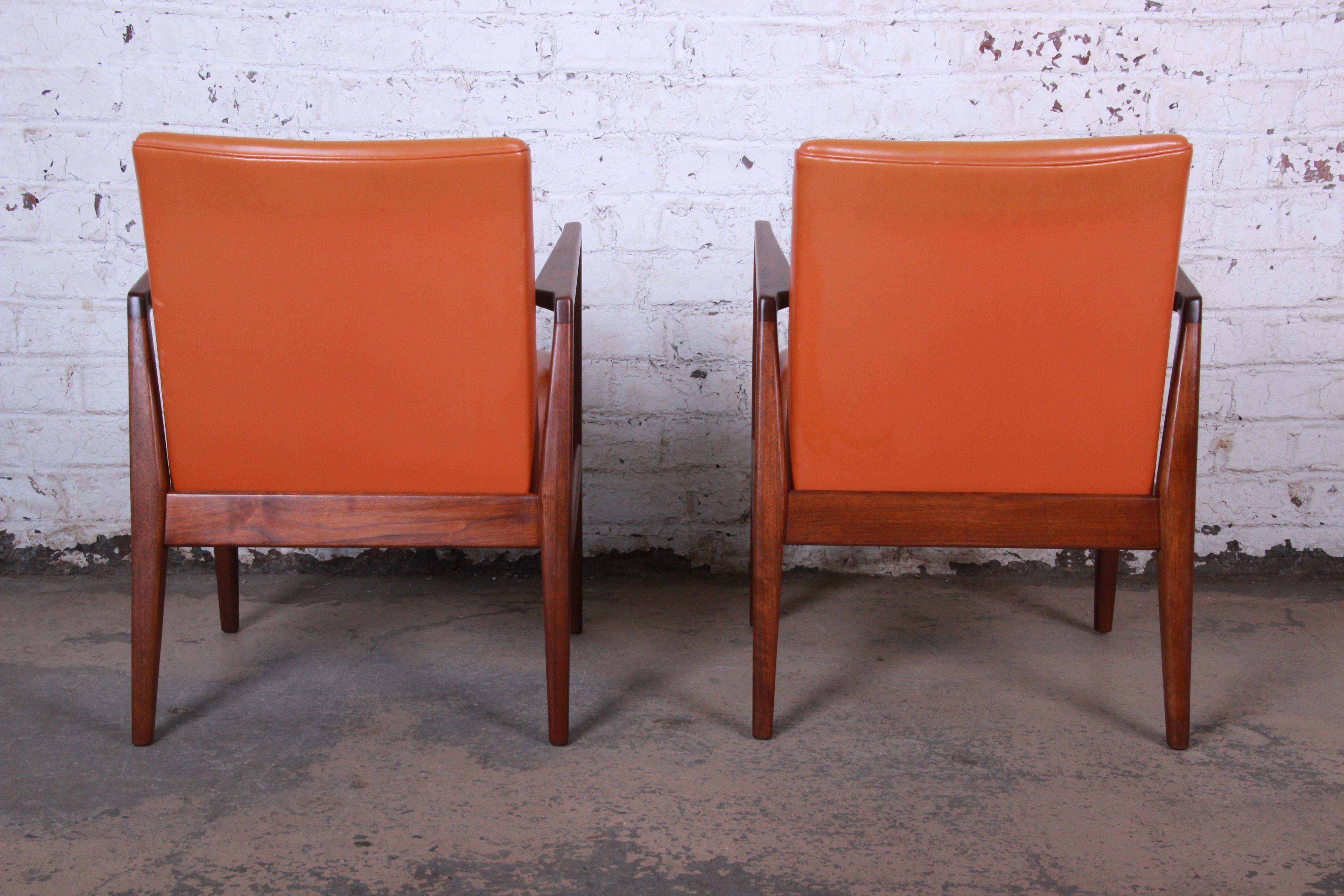 Jens Risom Mid-Century Modern Sculpted Walnut Lounge Chairs, Pair 4