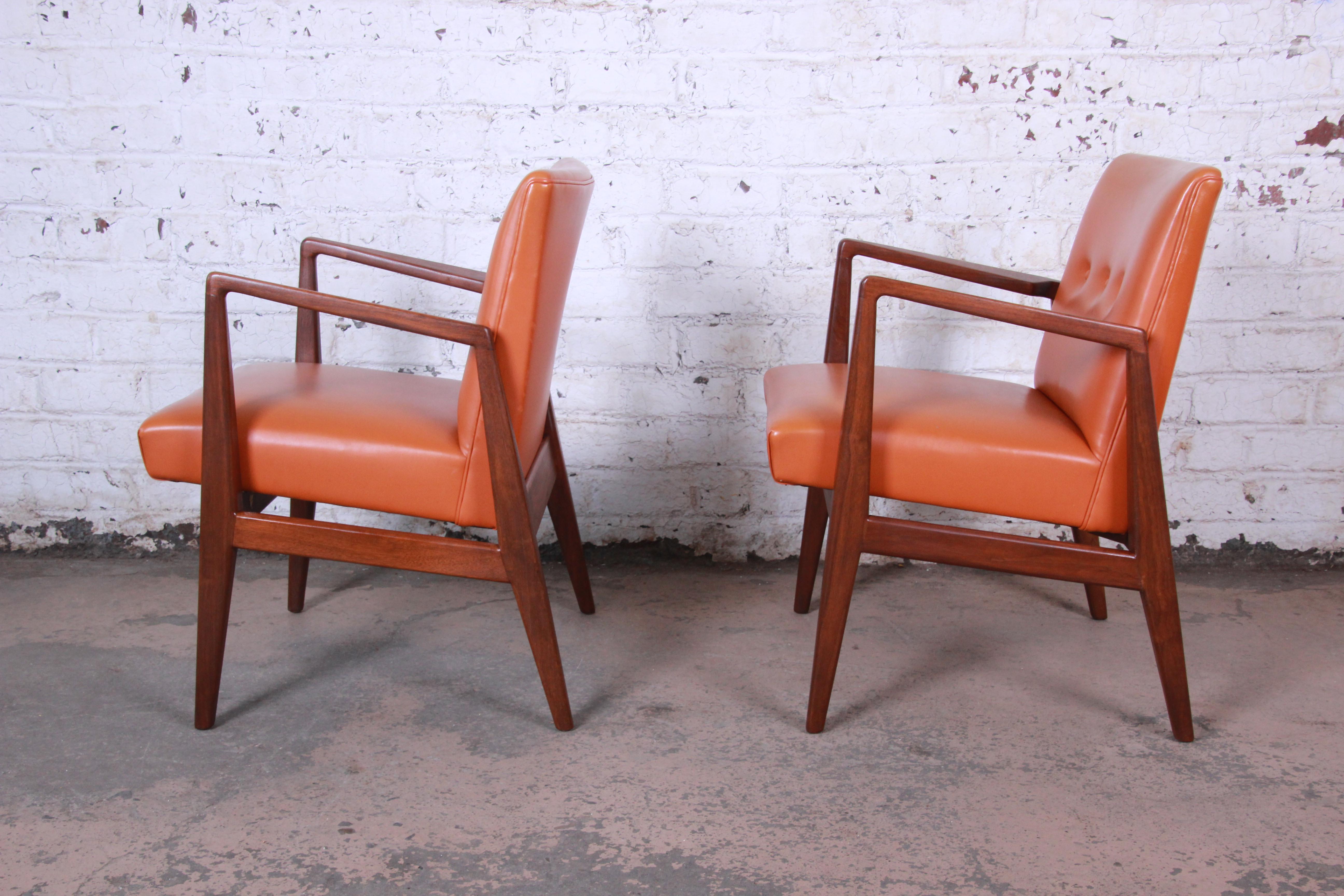 Jens Risom Mid-Century Modern Sculpted Walnut Lounge Chairs, Pair In Good Condition In South Bend, IN