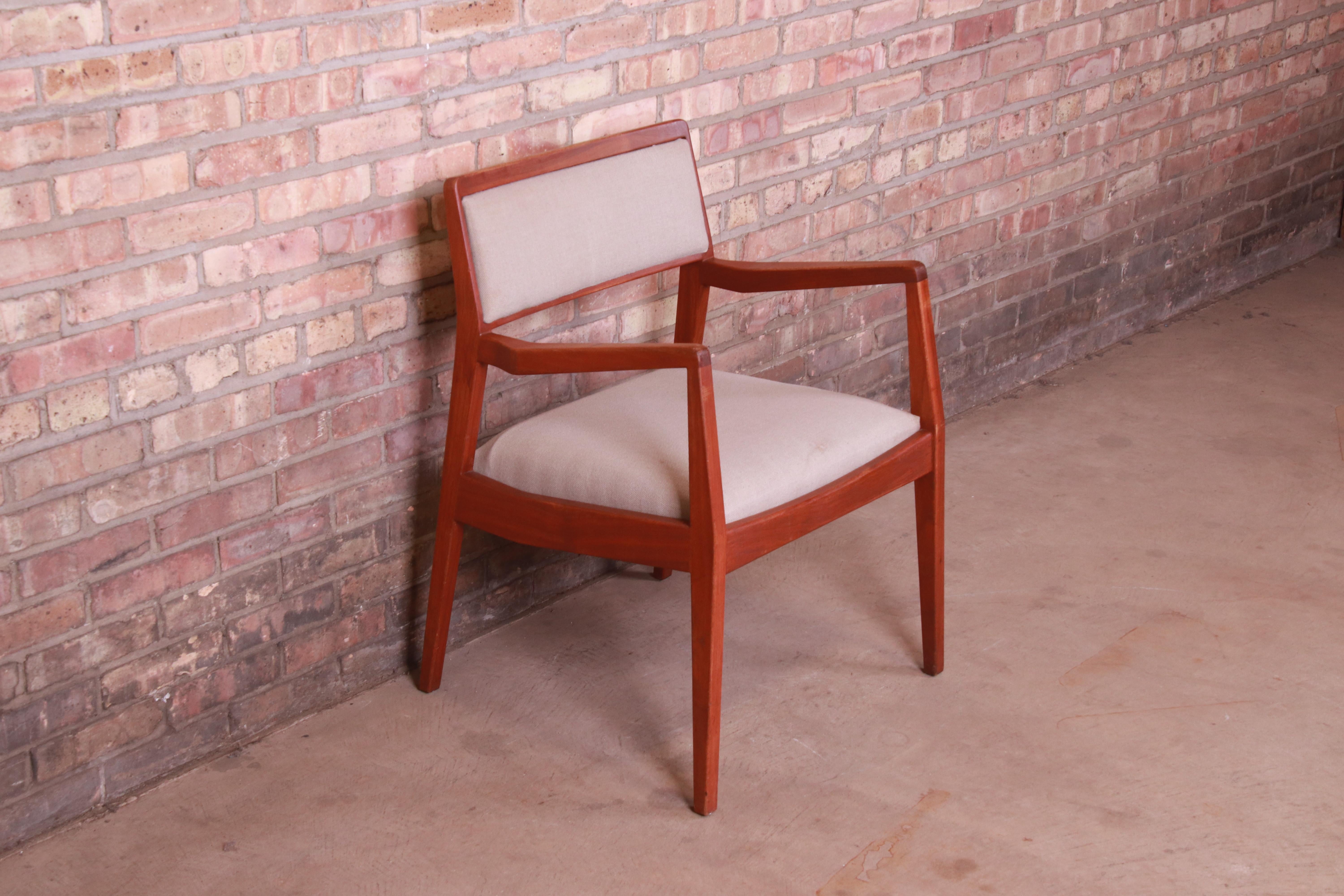 Jens Risom Mid-Century Modern Sculpted Walnut Playboy Lounge Chair, 1960s In Good Condition For Sale In South Bend, IN