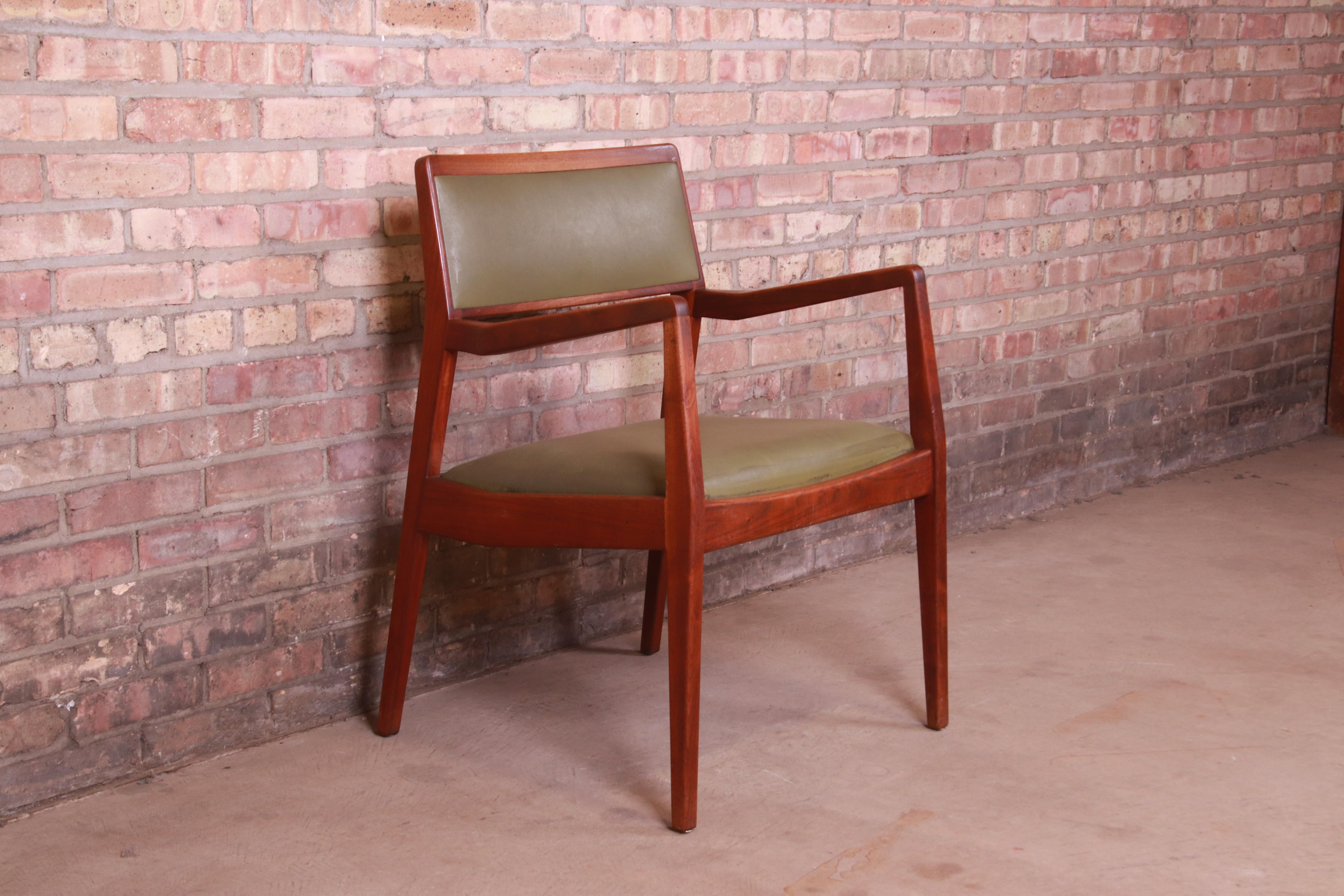 Jens Risom Mid-Century Modern Sculpted Walnut Playboy Lounge Chair, 1960s In Good Condition For Sale In South Bend, IN